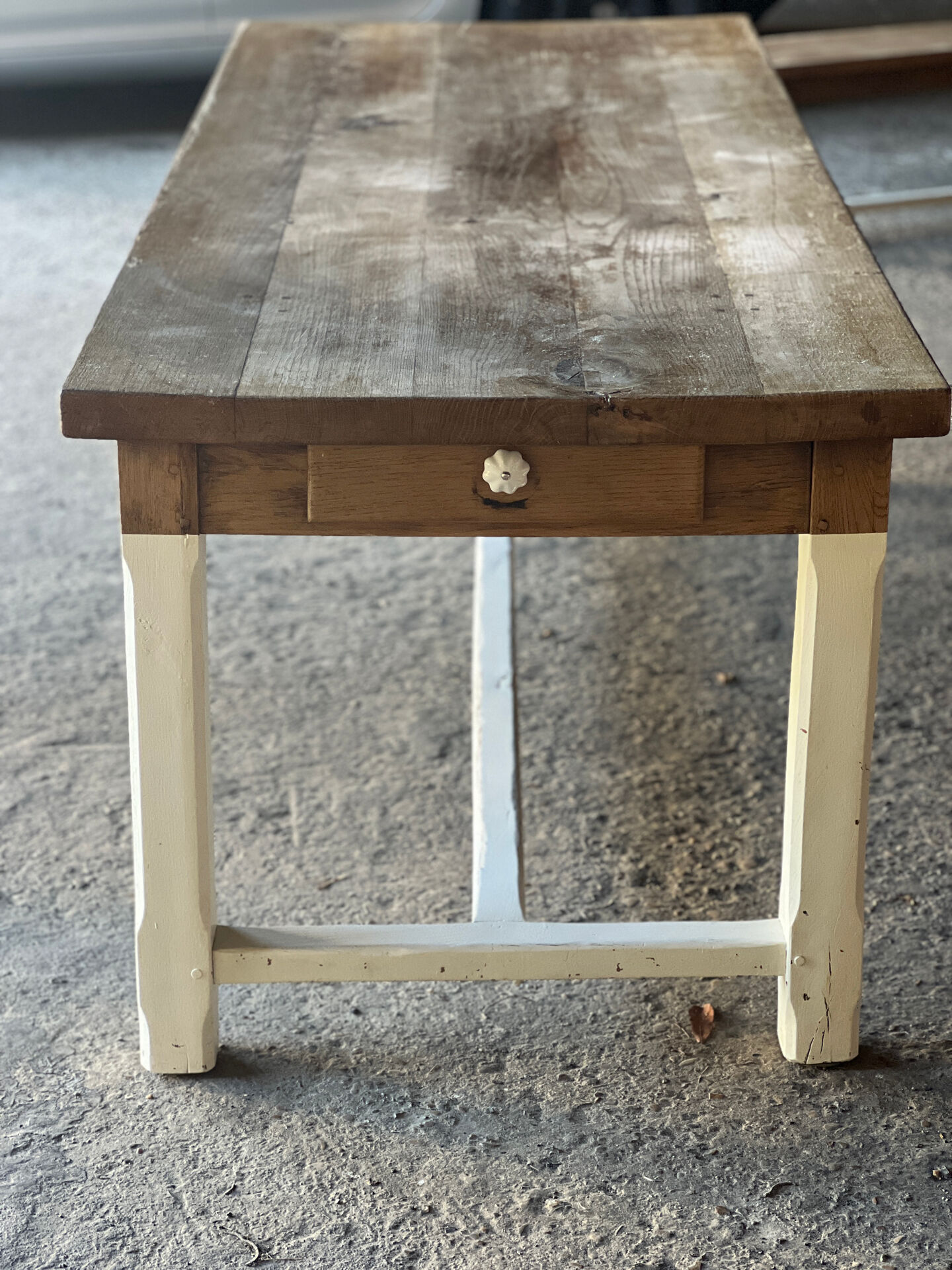 Farm table in solid oak - white patinated legs and its bench.