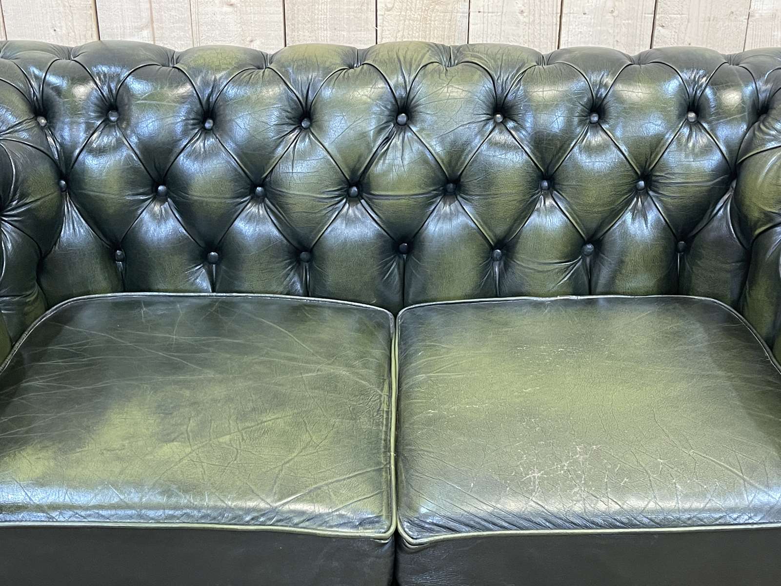 Chesterfield sofa in green leather 2 places from the 70s