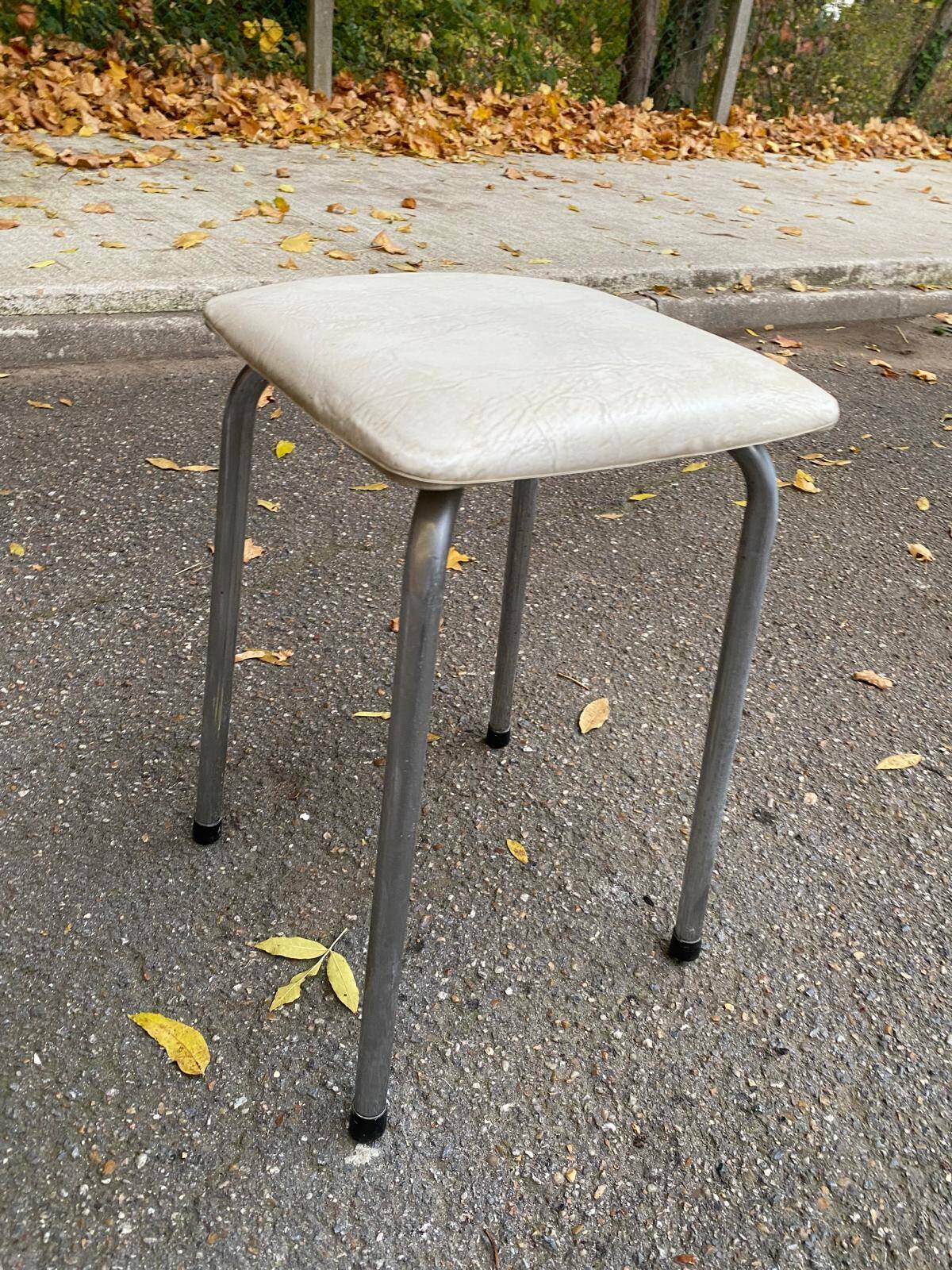 2 tabourets acier et cuir blanc et marron