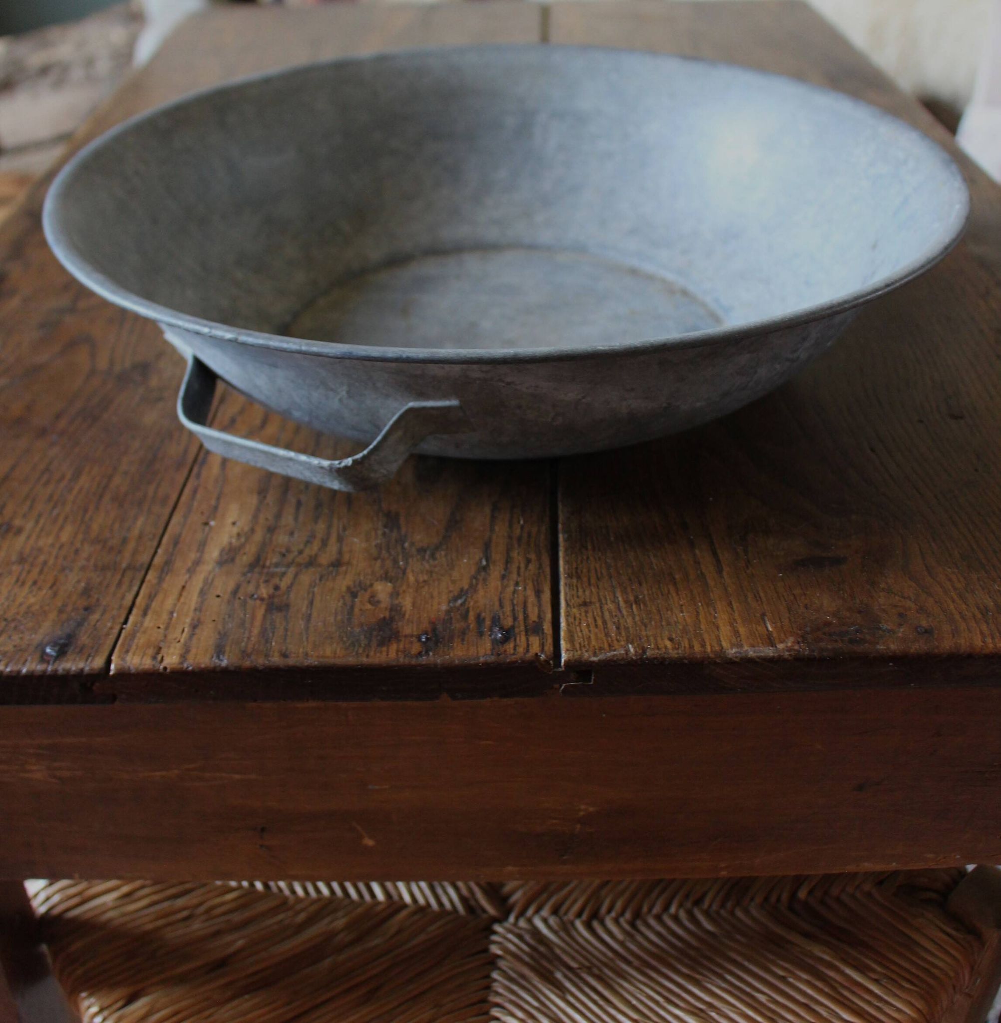 Round zinc basin planter with two handles underneath