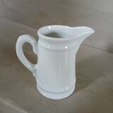 2 petits pichets en porcelaine blanche