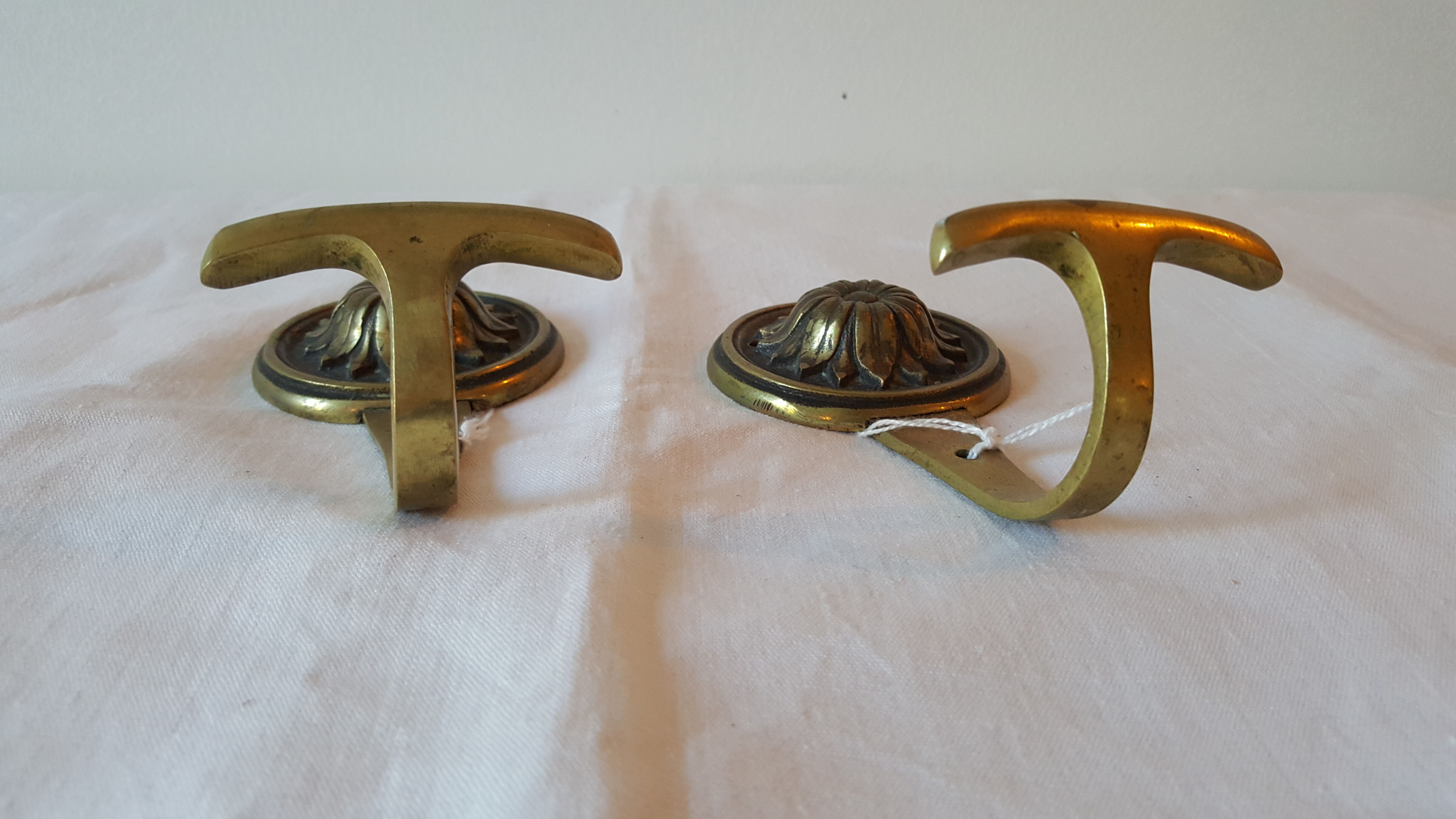 Brass patères
