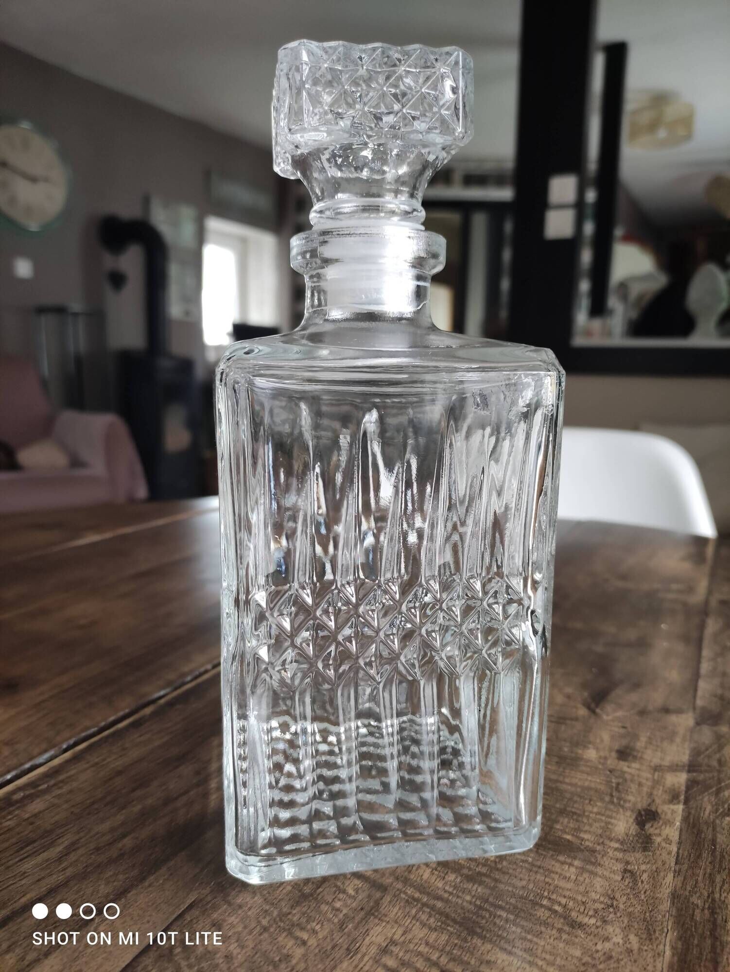 Vintage glass faceted glass whisky decanter diamond airtight cap