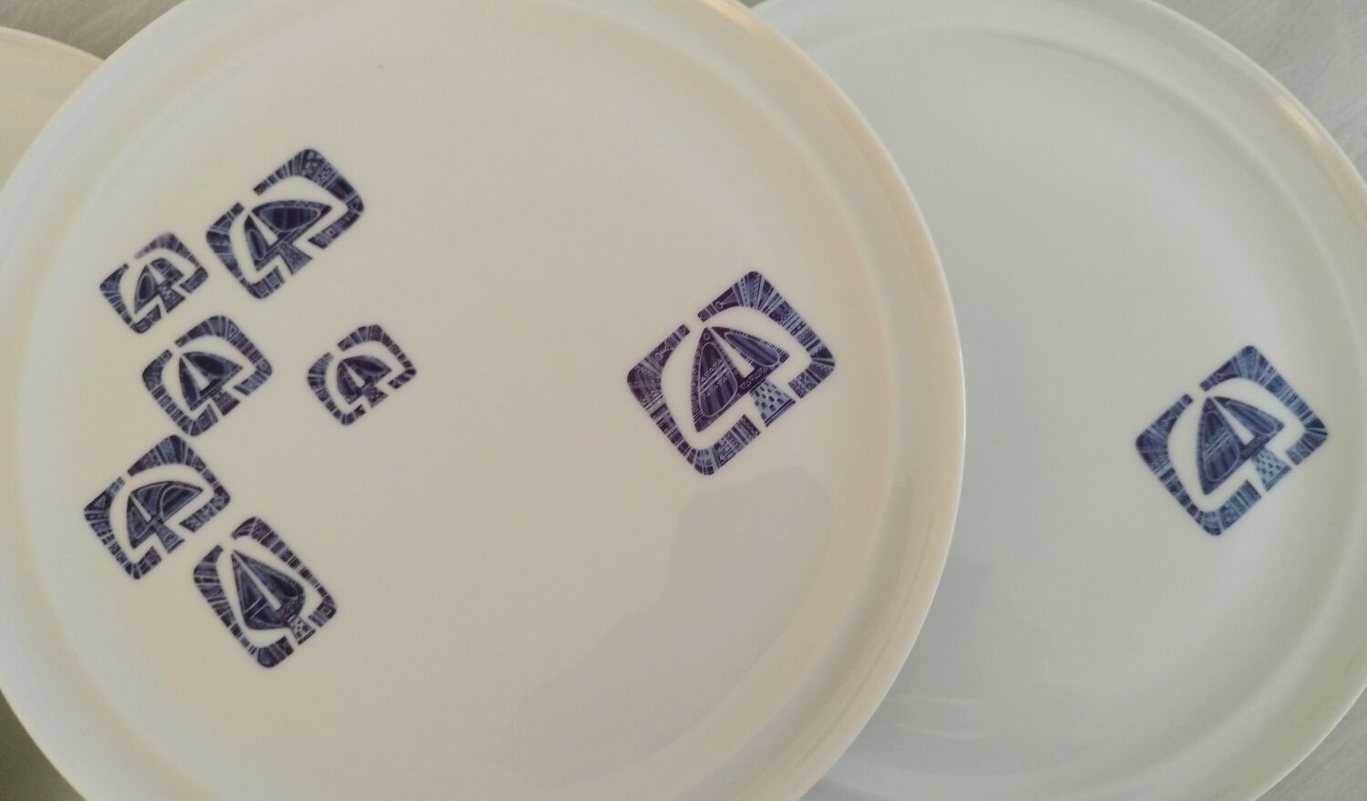 Flat plates in Paris porcelain decor Lima