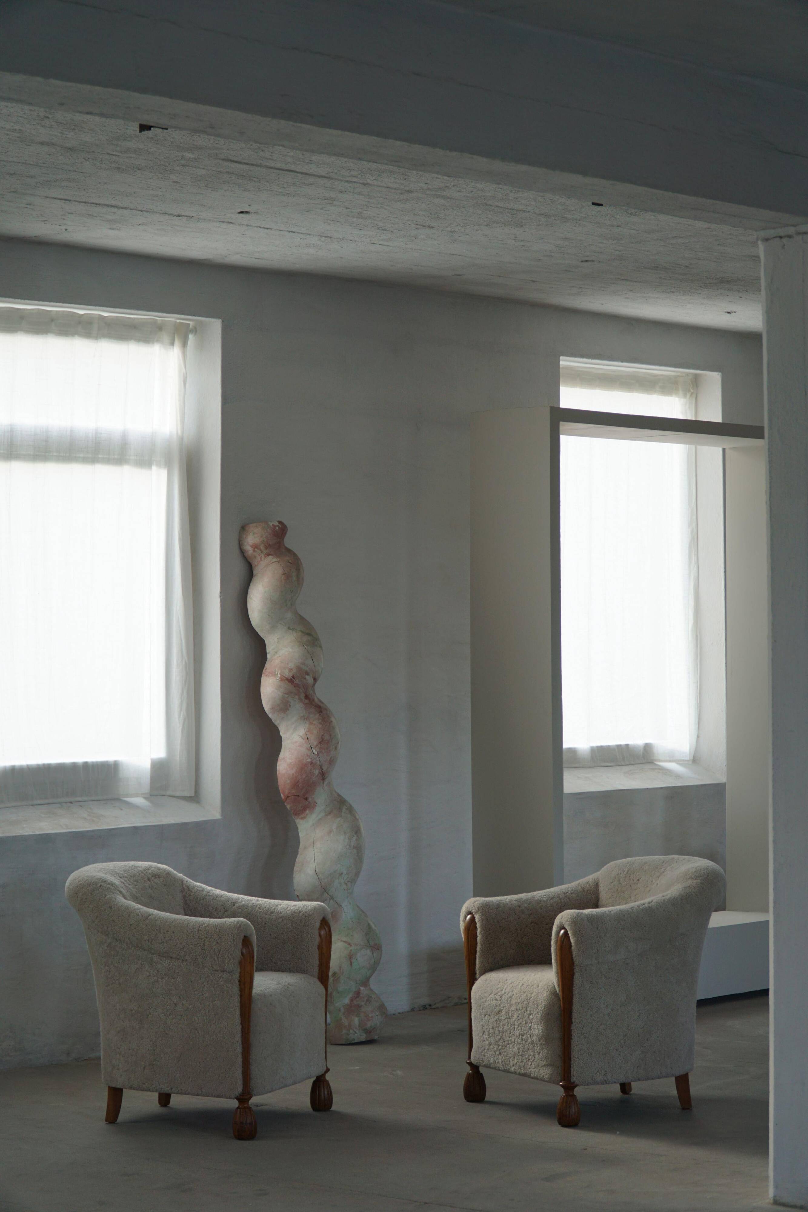 Grand antique Italian sculptural pedestal from the 18th century in twisted barley wood.