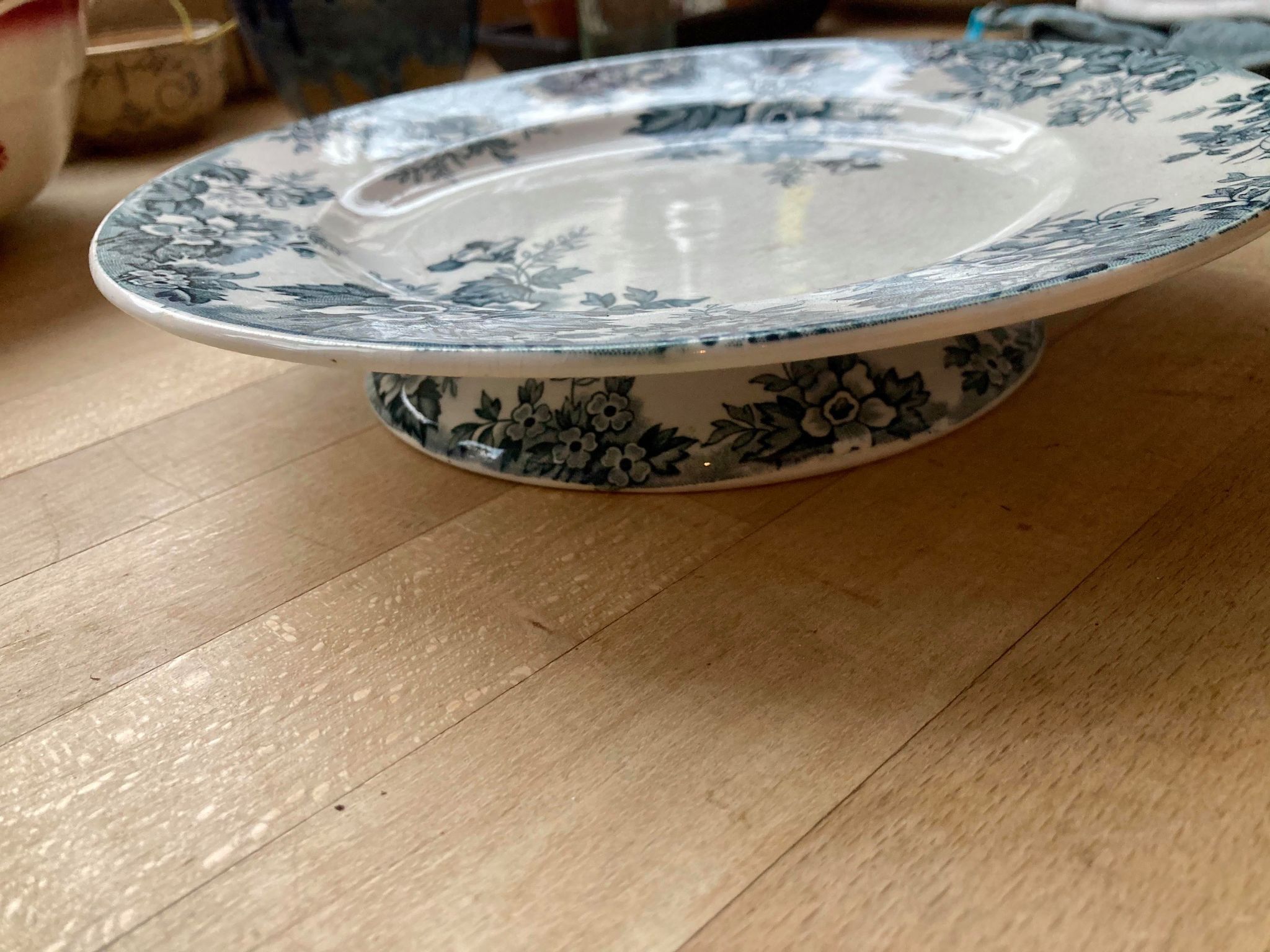 St. Amand Iron Earth pedestal dish - Marie-Louise model hamage