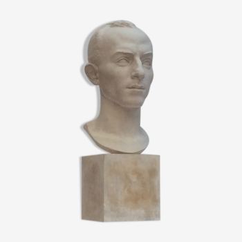 Buste homme en plâtre sur socle de Paul Manaut vers les années 1926 dimension : H-61cm-L-23cm-Pr-23-