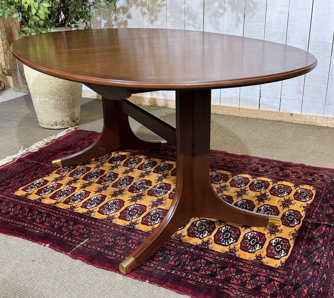Oval GPlan table in mahogany from the 1970s with a butterfly extension.