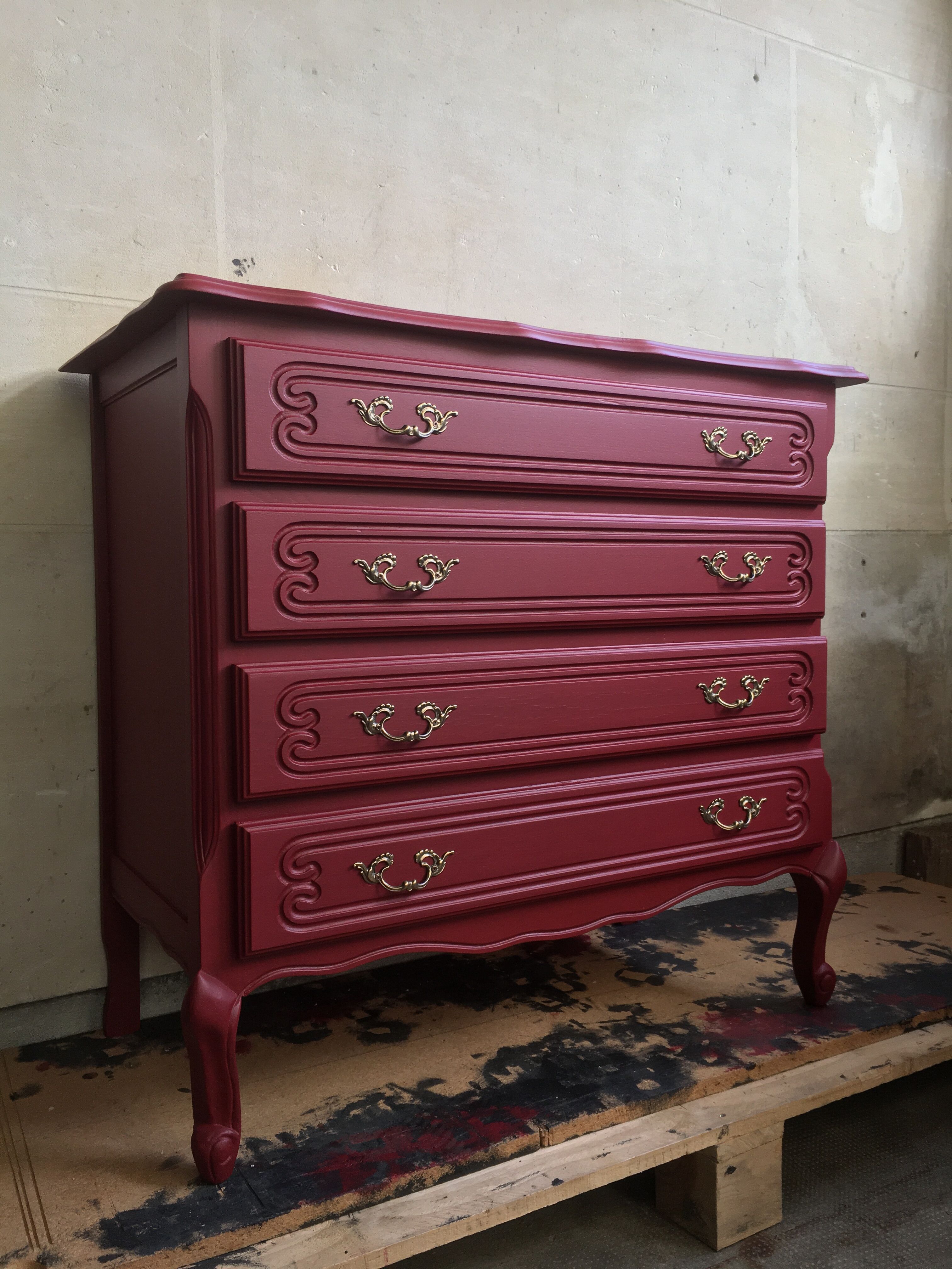 Vintage red dresser Bordeaux