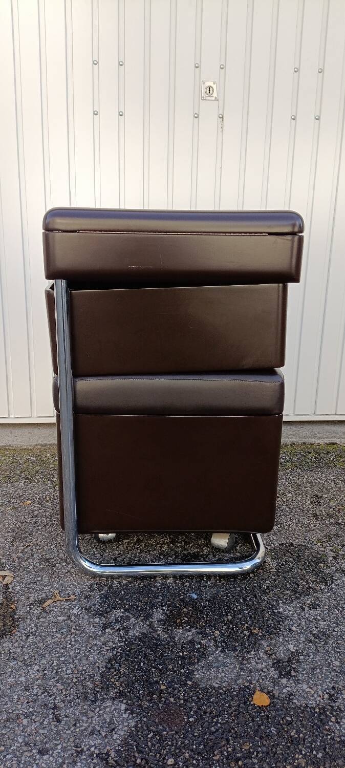 Hairdresser by Carlo Urbinati