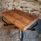 Table basse française vintage des années 1960 – Table basse rustique en pin avec base en fer noir