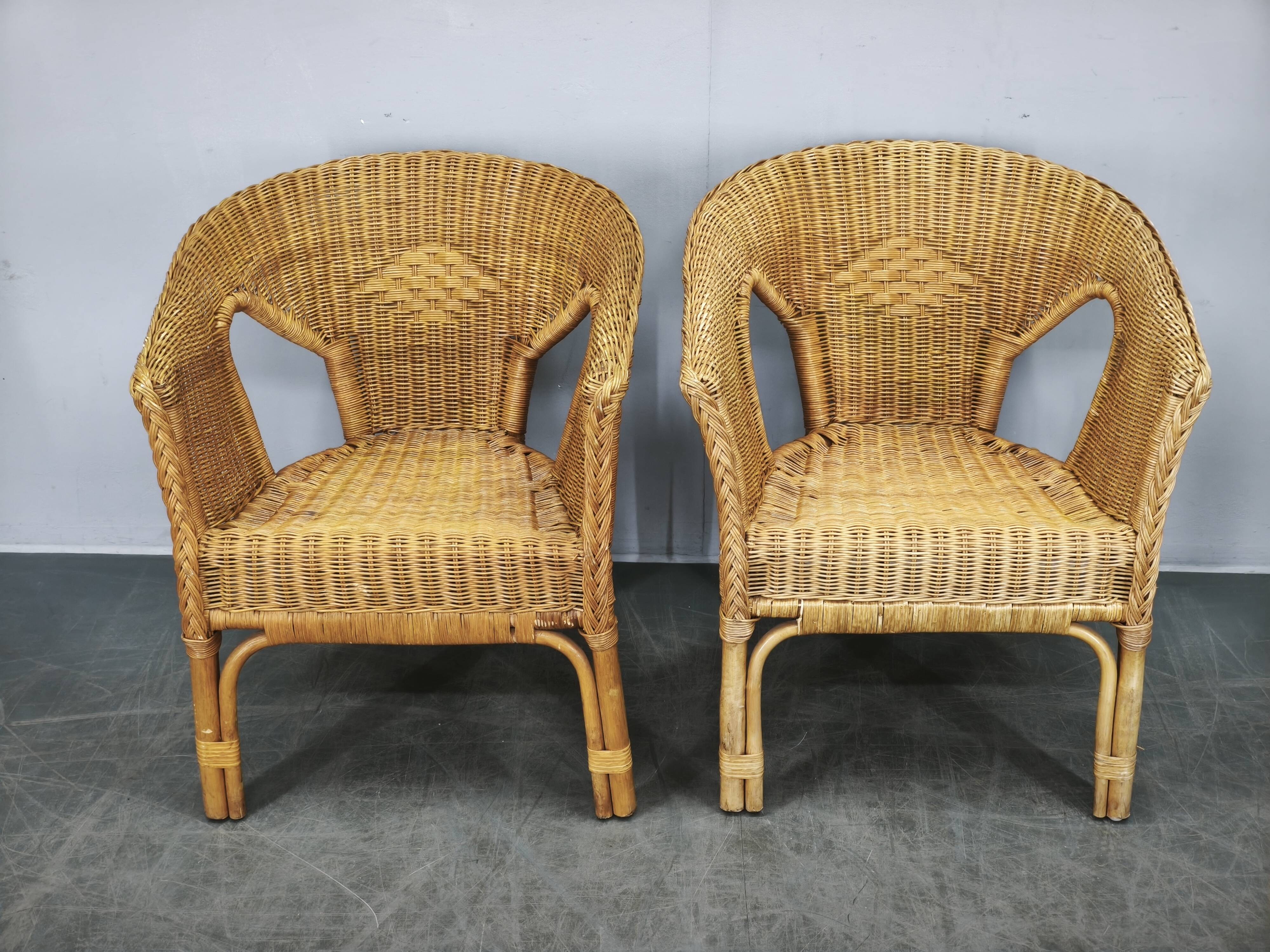 Ensemble de salon en rotin et osier italien des années 1950, quatre fauteuils et une table.