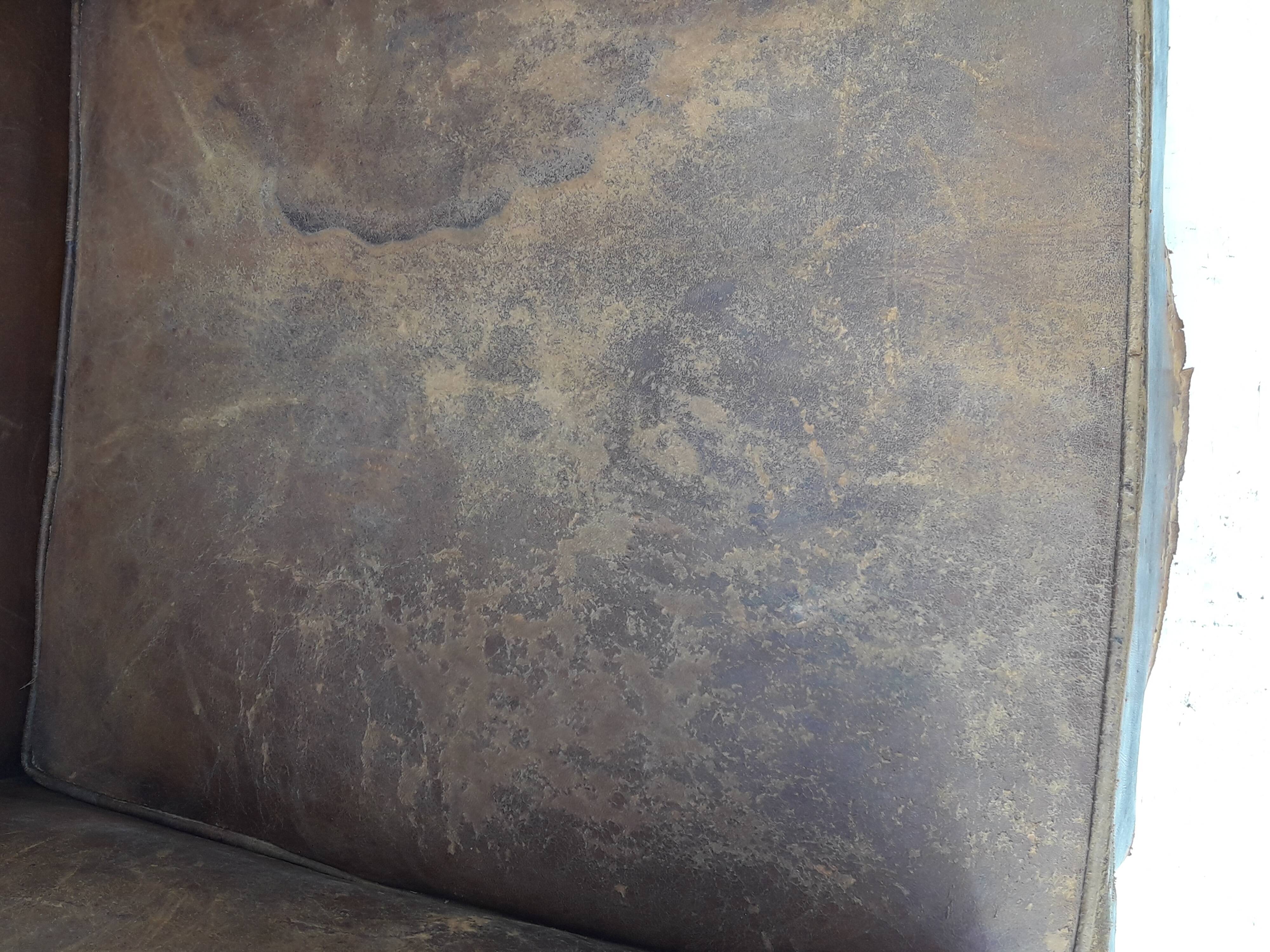 Paire de fauteuils club en cuir marron