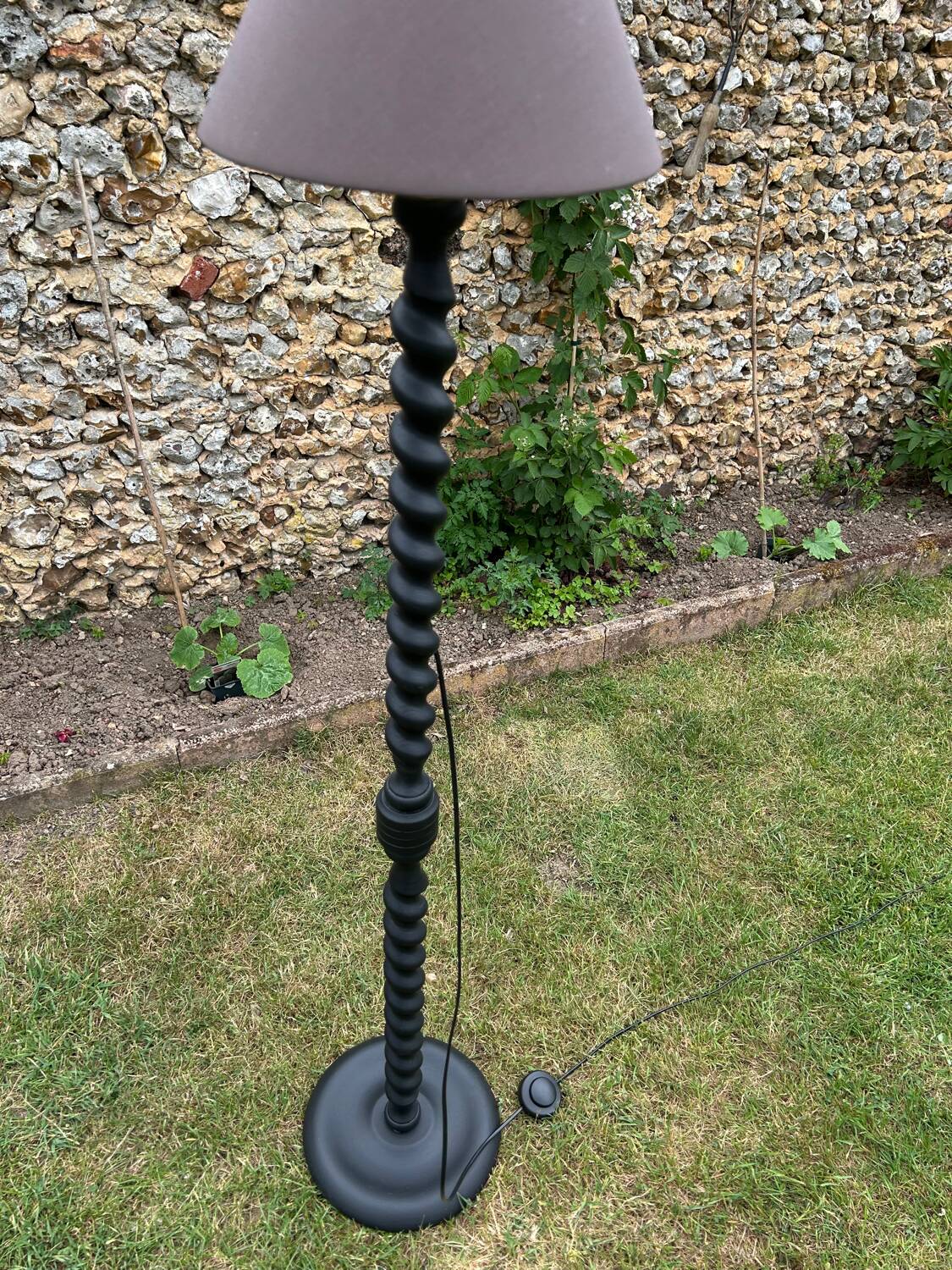 Lampadaire torsadé noir