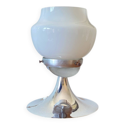 Lampe vintage globe en verre en verre opaline blanc et métal chromé
