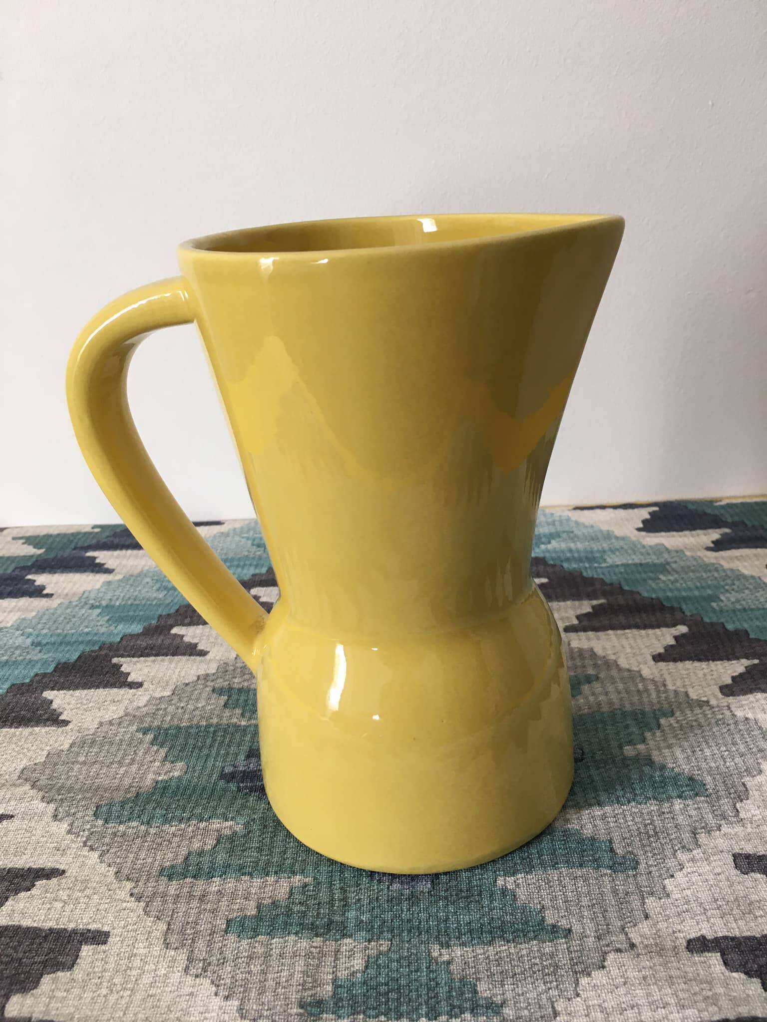 Pichet ou vase en porcelaine jaune estampillé Saint Clément France, numéroté 7821