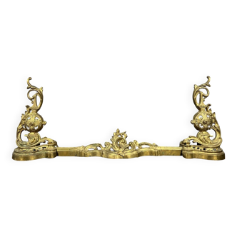 Gilt bronze hearth bar decorated with scrolls, acanthus leaves and openwork vases