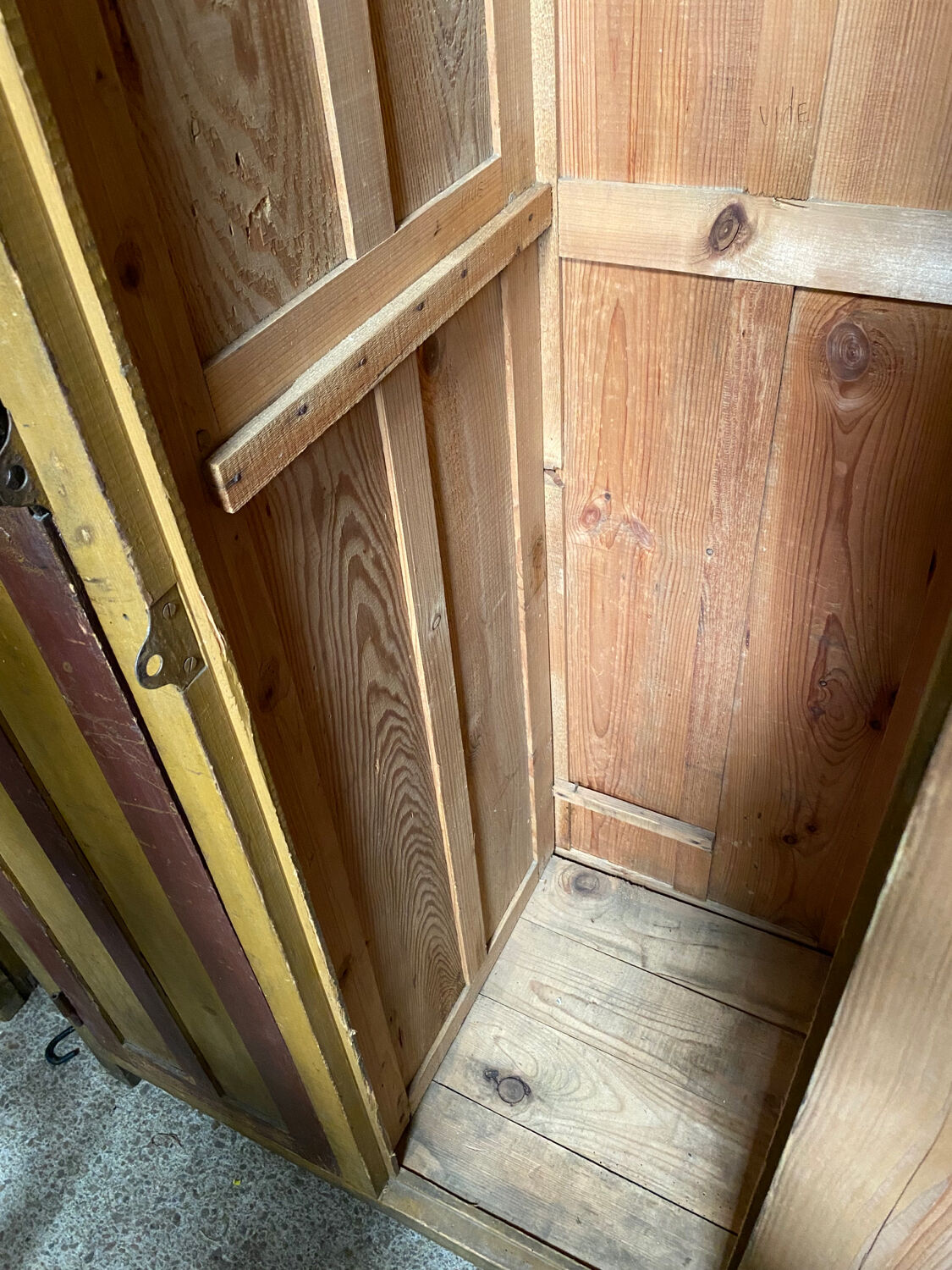 Paire de vestiaire d’usine bois