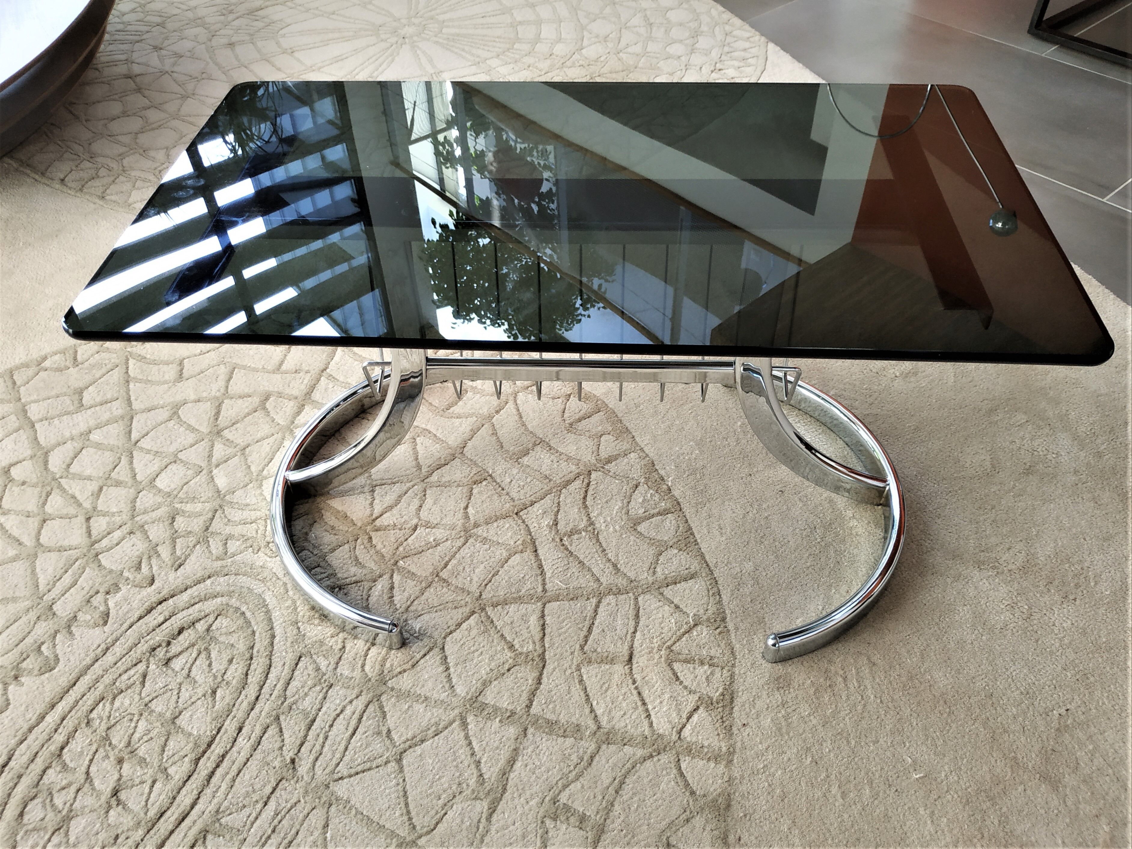 Table basse années 70 plateau de verre, piétement chromé avec porte-revues