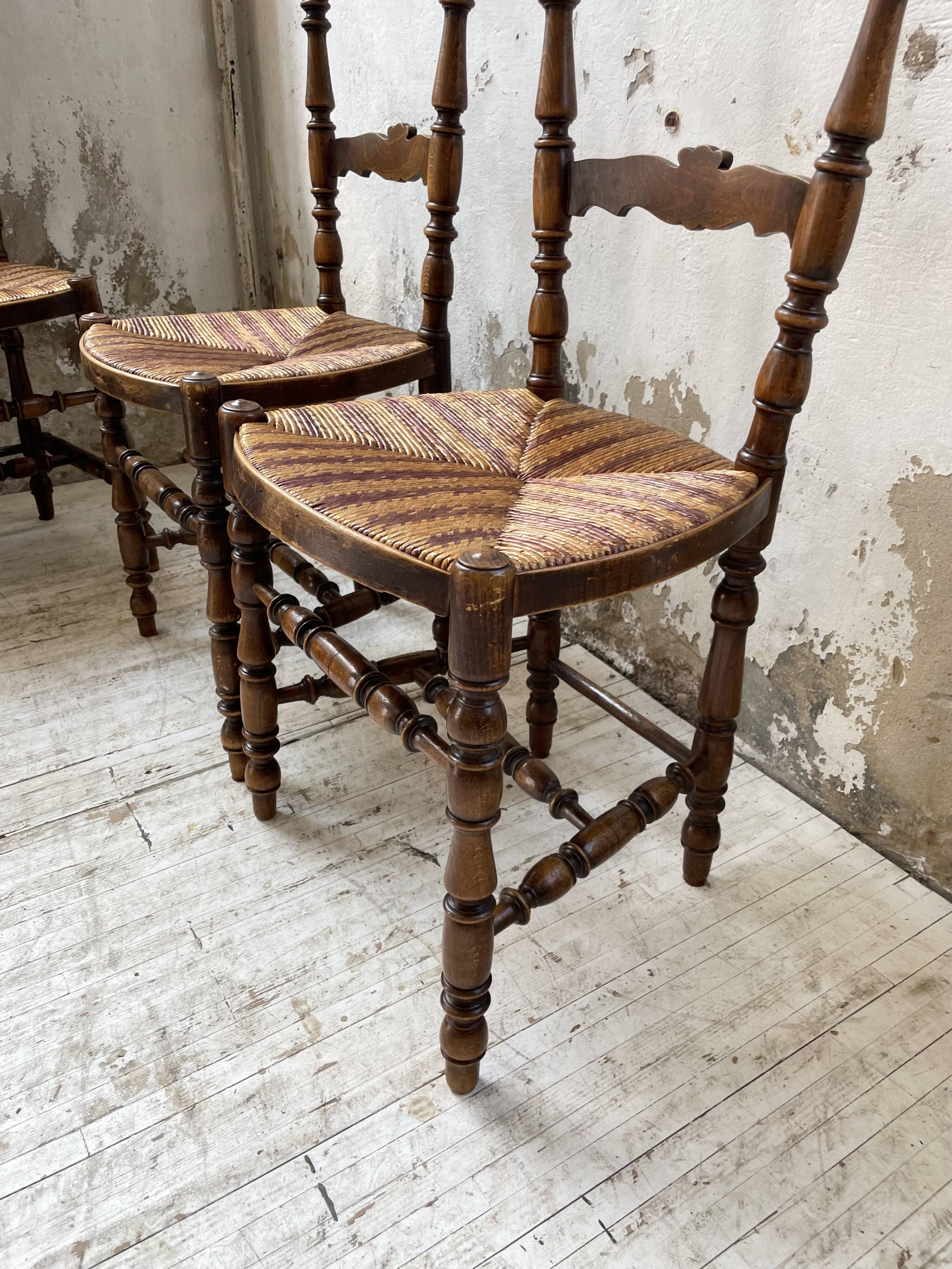 Set of rustic Provençal mulched chairs