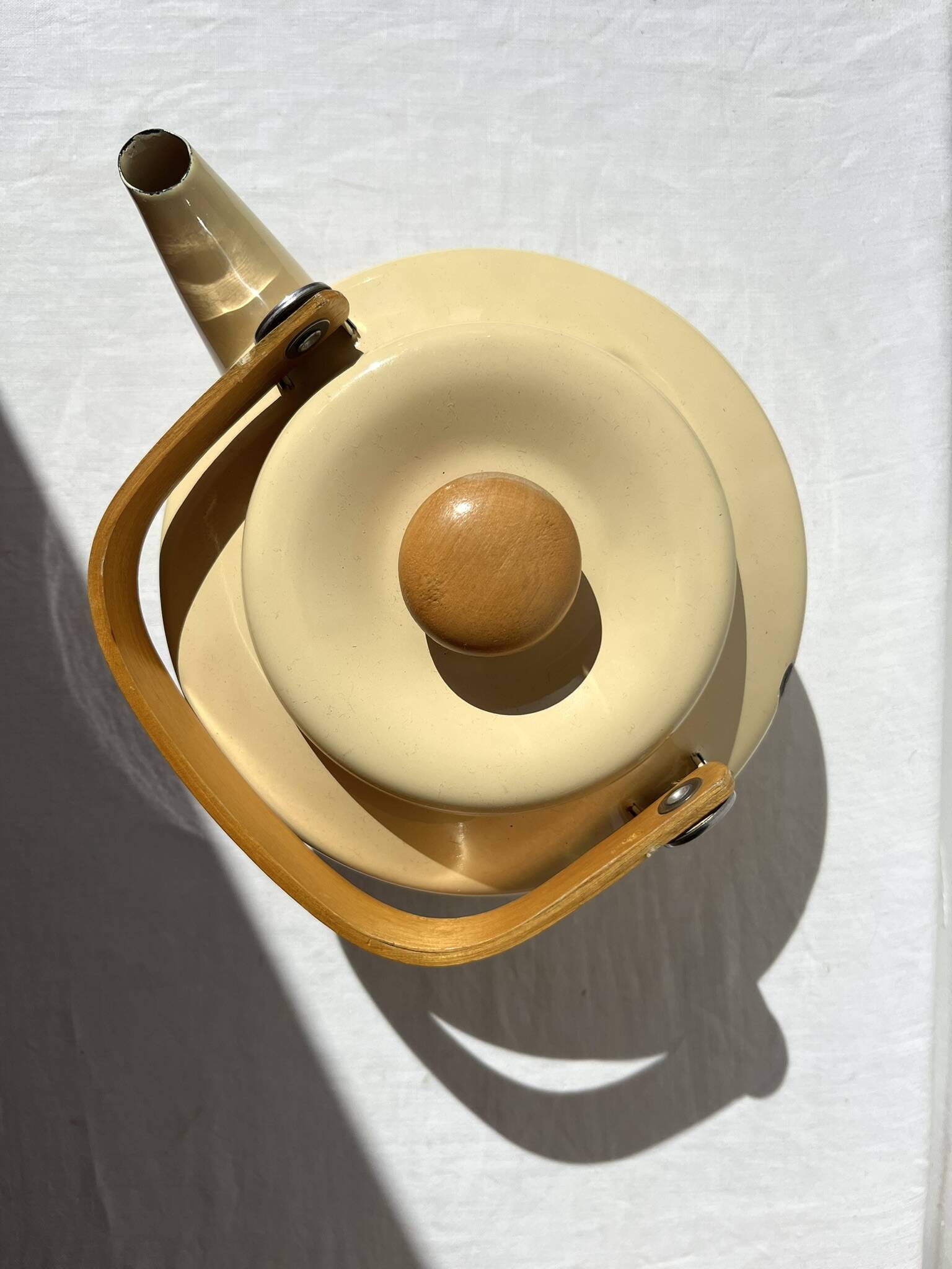 Vintage enamelled metal kettle in beige, Copco style.