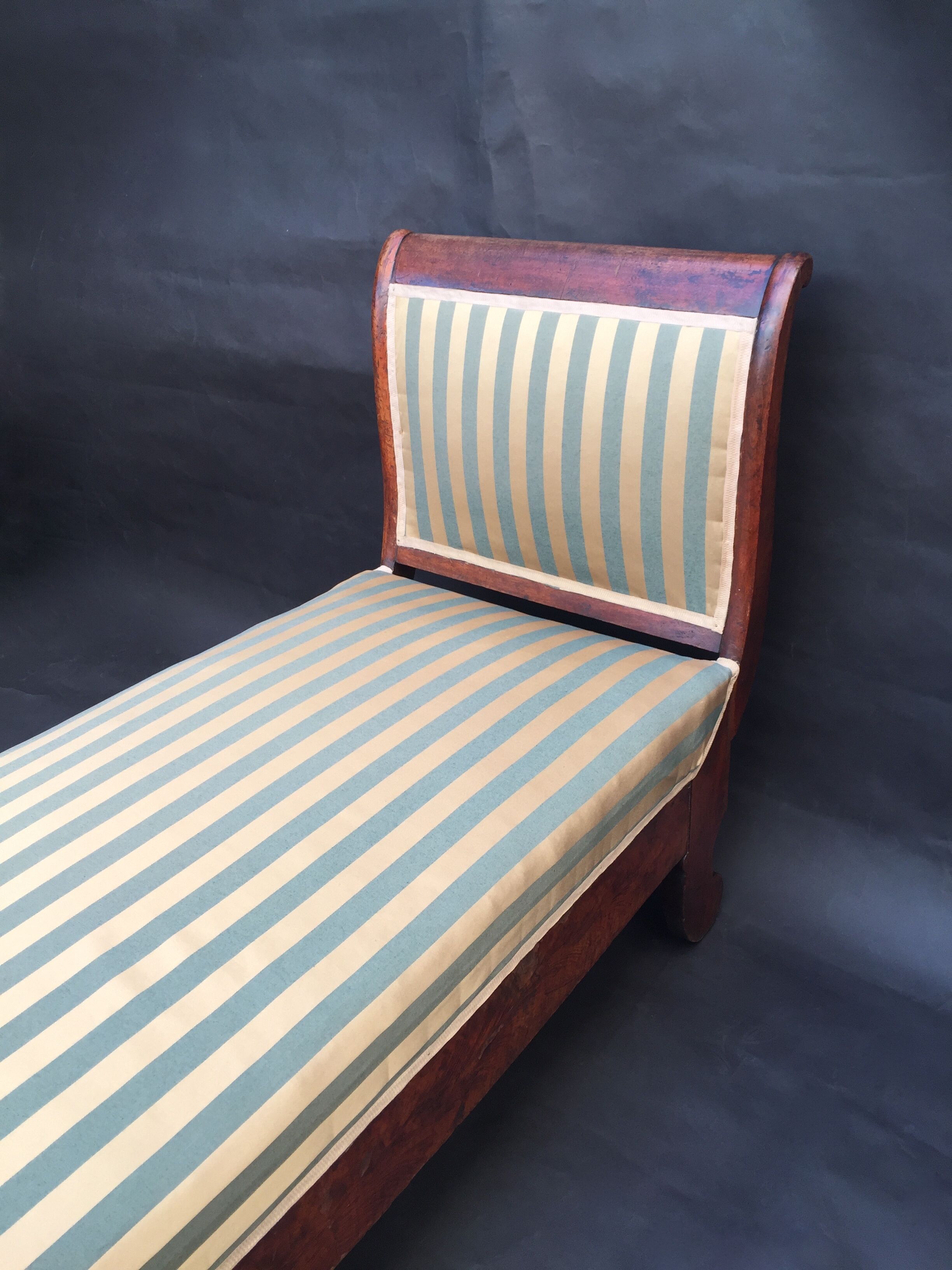 Walnut recamier bench Napoleon III daybed mid-nineteenth century