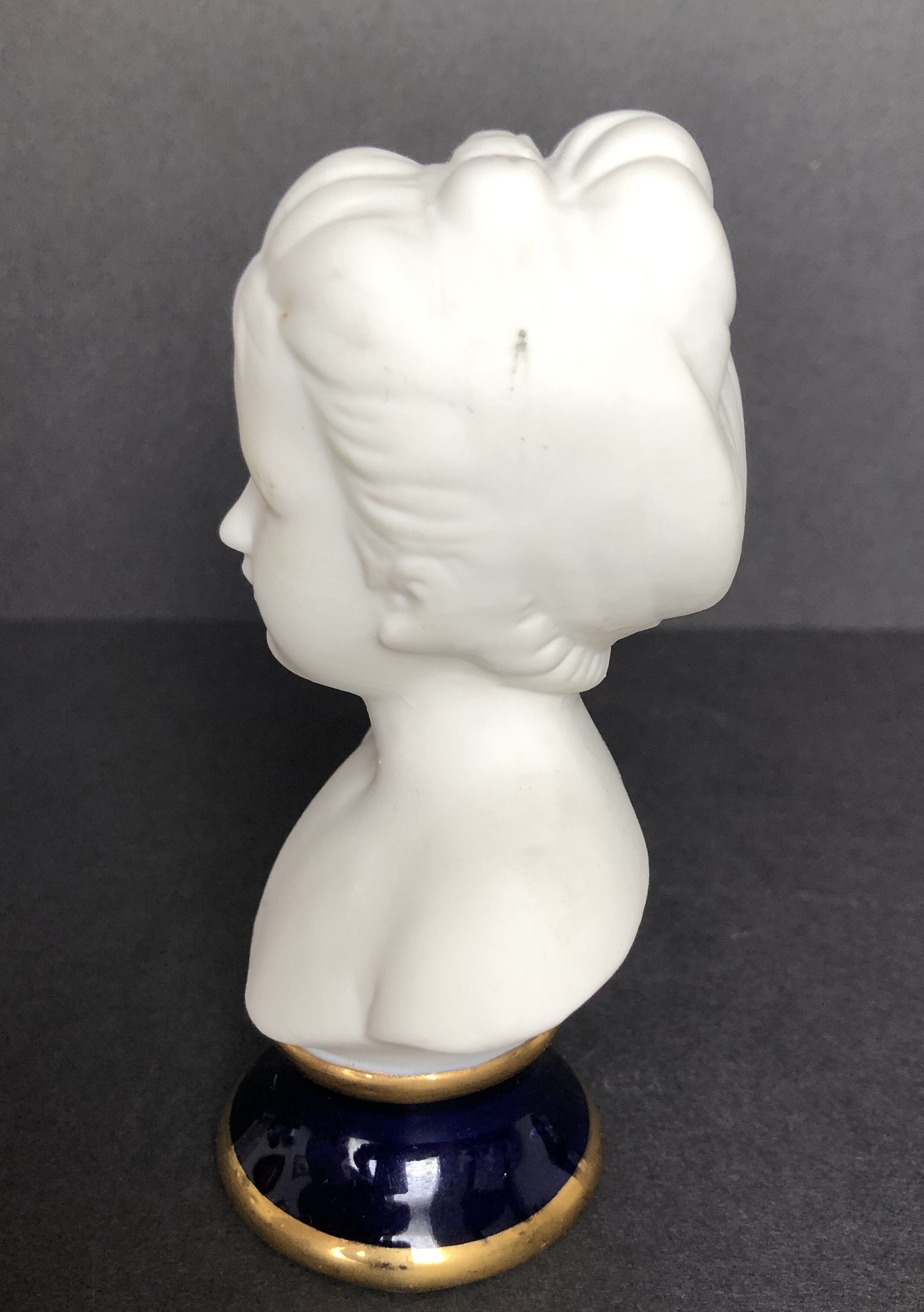 Buste de jeune femme en biscuit