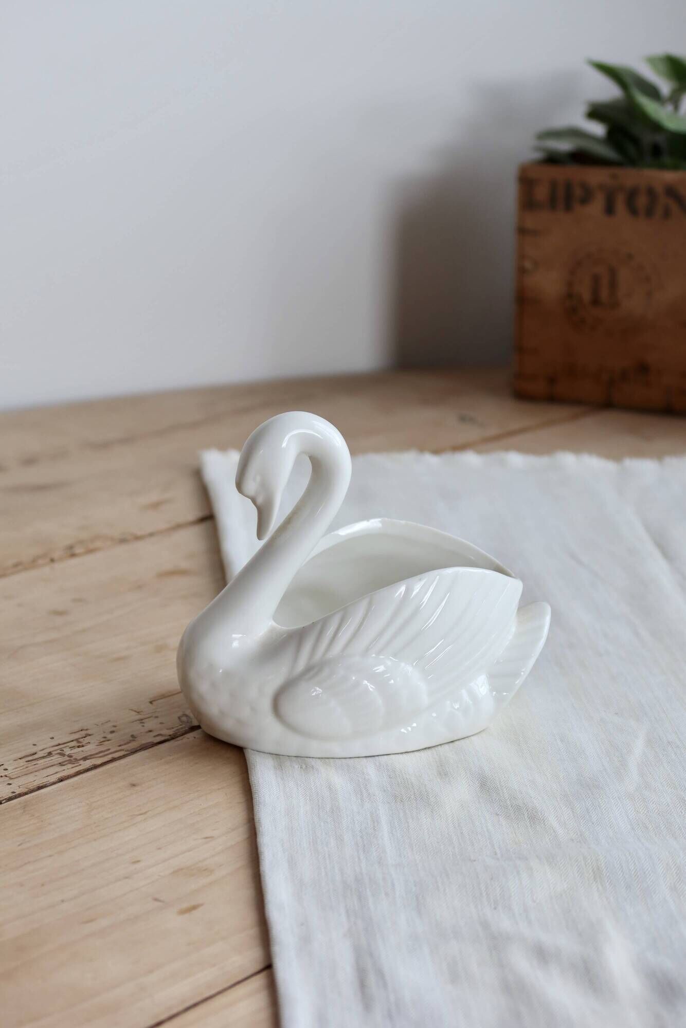 Vintage white porcelain swan cache-pot