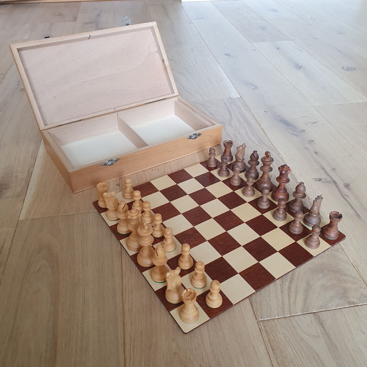 Lardy rollable chess game