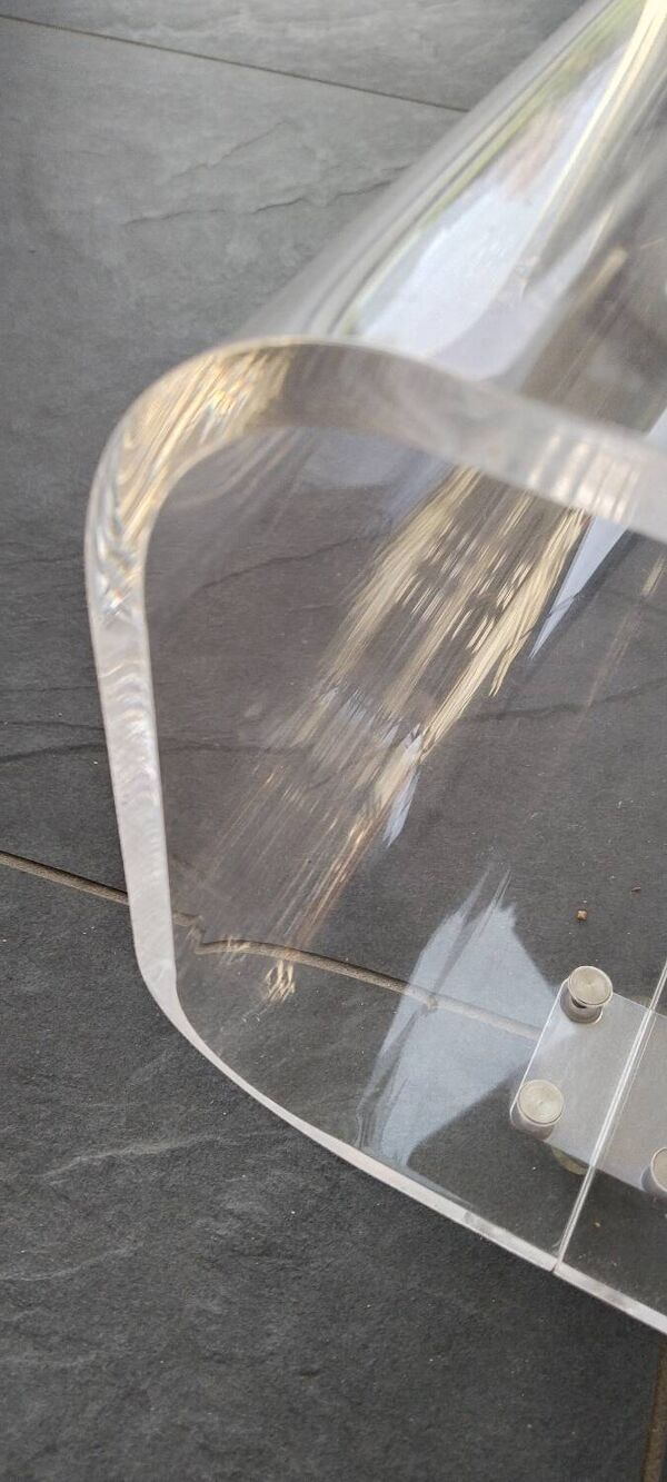 Table basse en plexiglas sur roulettes