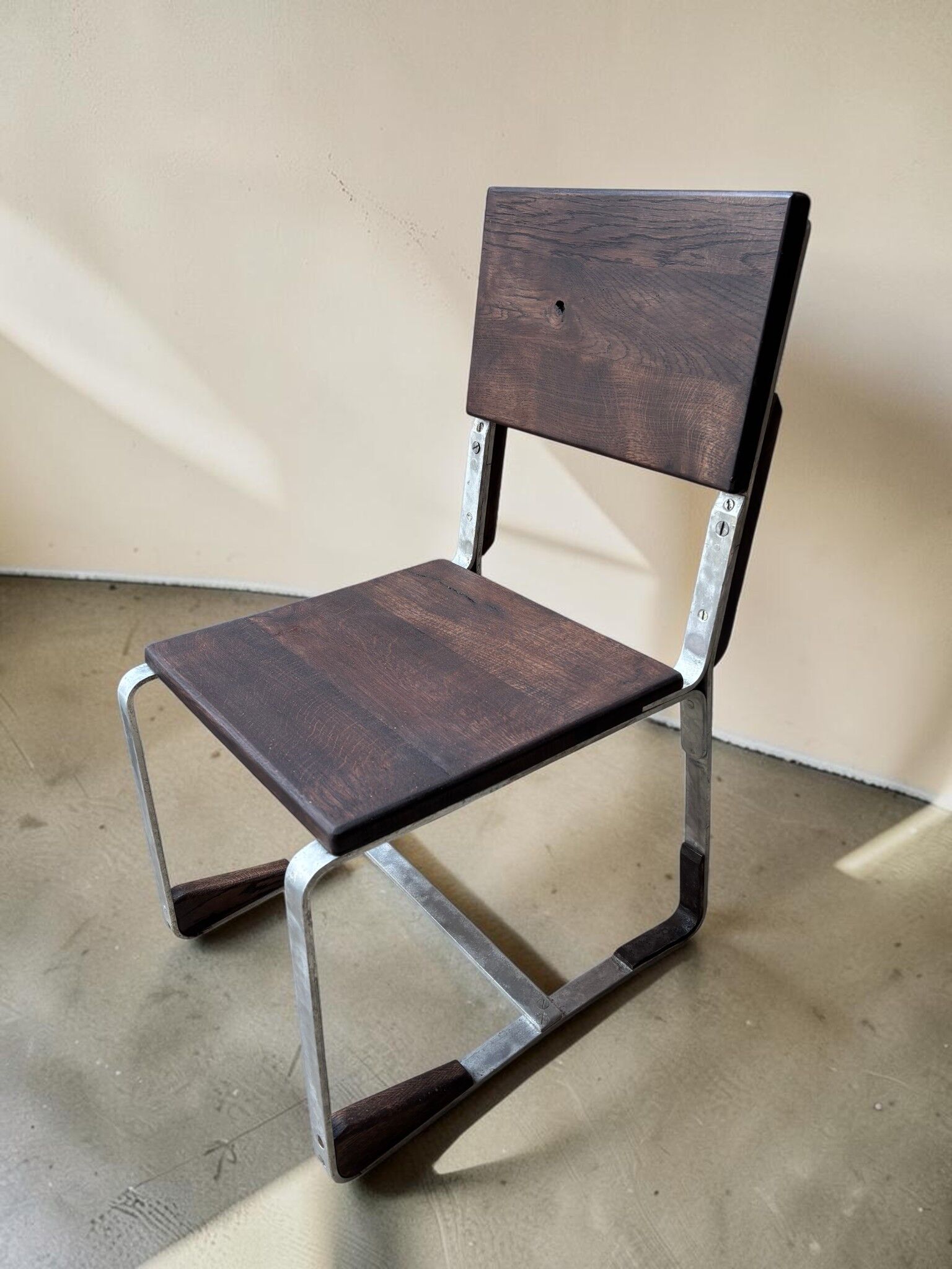 Chaise basse de salon — chêne et chrome, années 1930