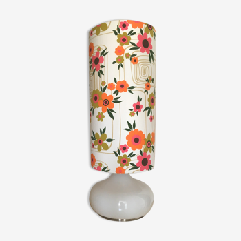Lampe à poser sur un meuble en opaline blanche motif Cantuta - vintage
