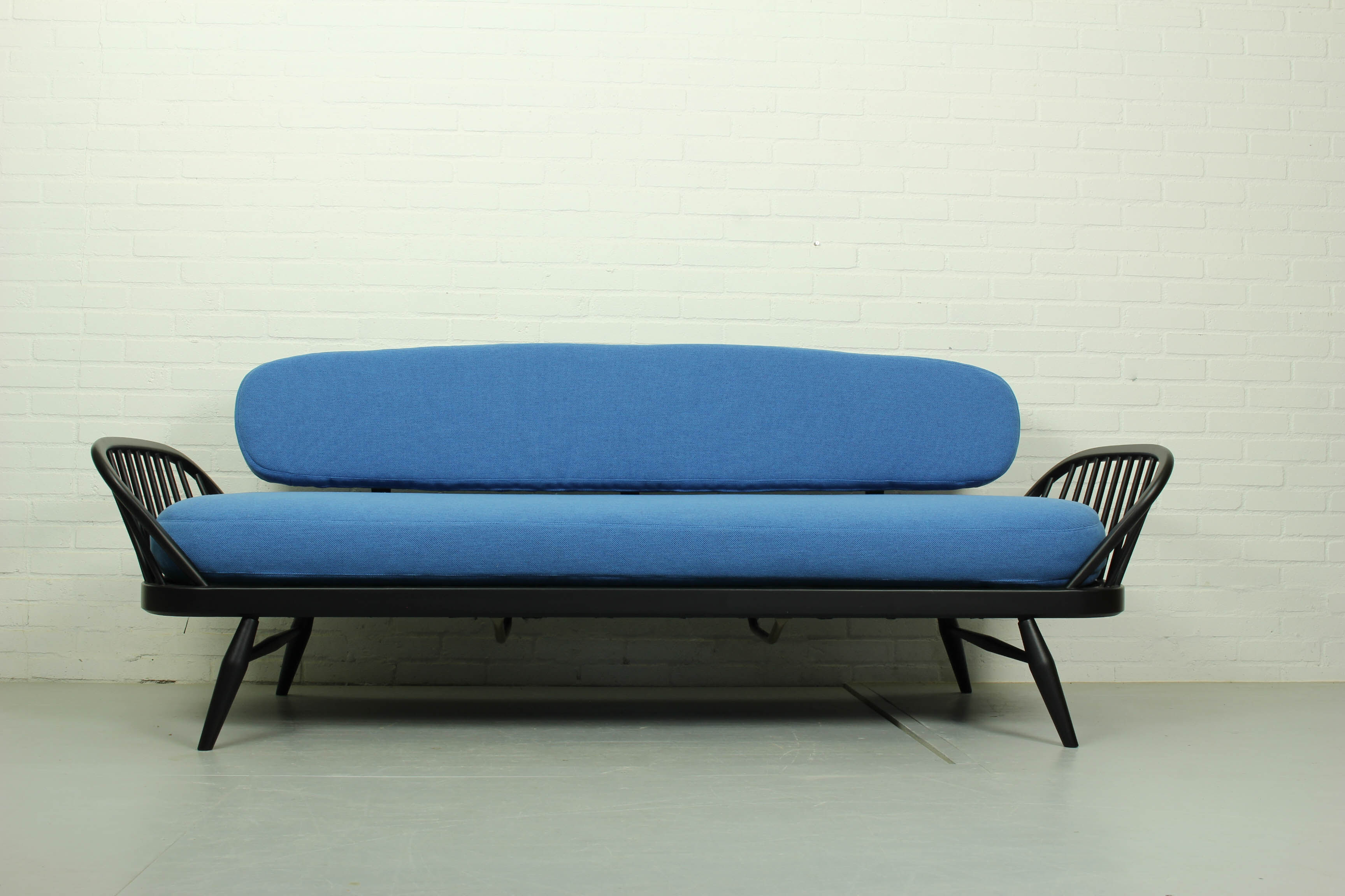 Lounge set with sofa daybed model ‘355’ and 2 windsor lounge chairs Lucian Ercolani for Ercol