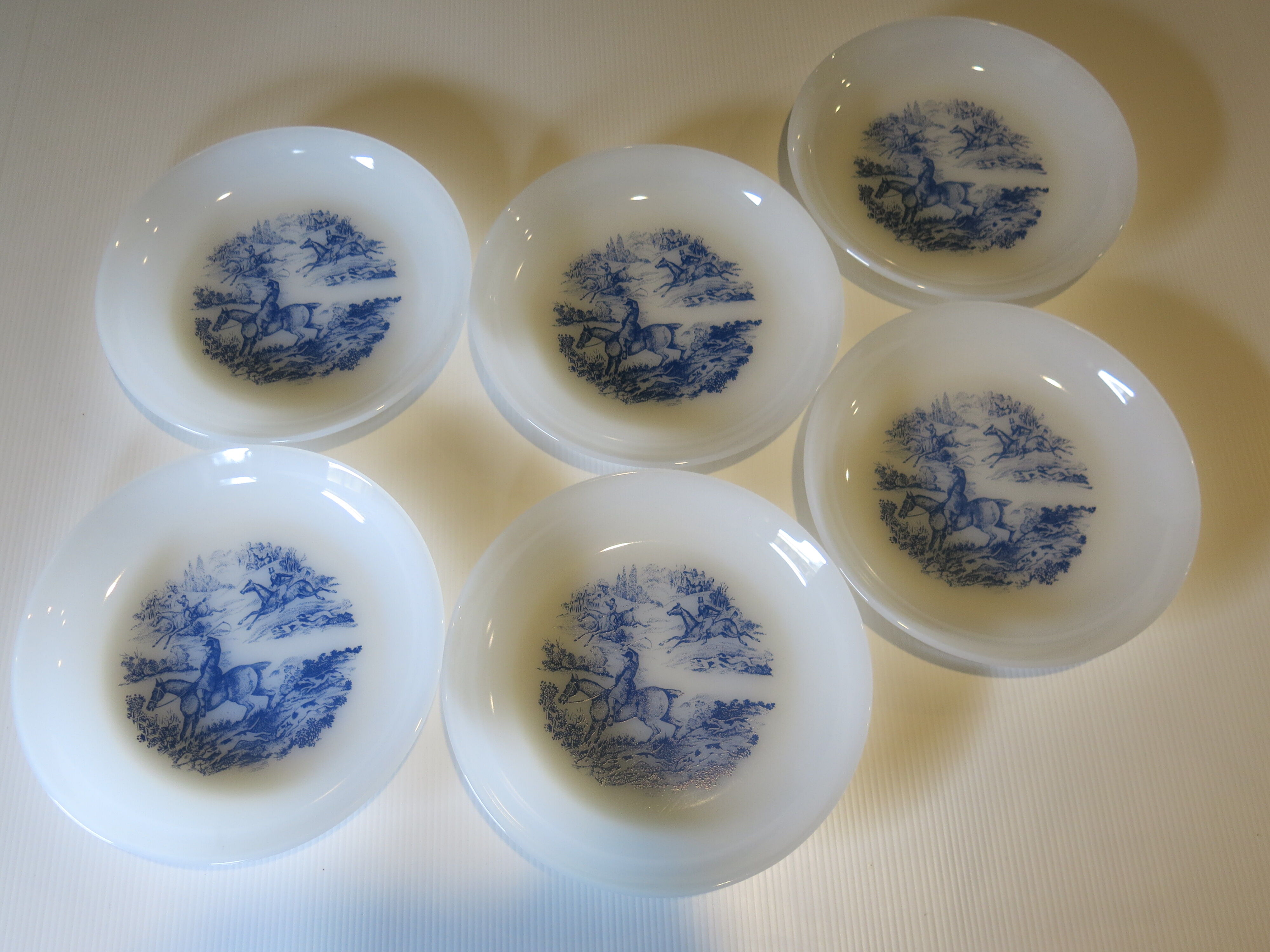 6 hollow plates from Arcopal in good condition