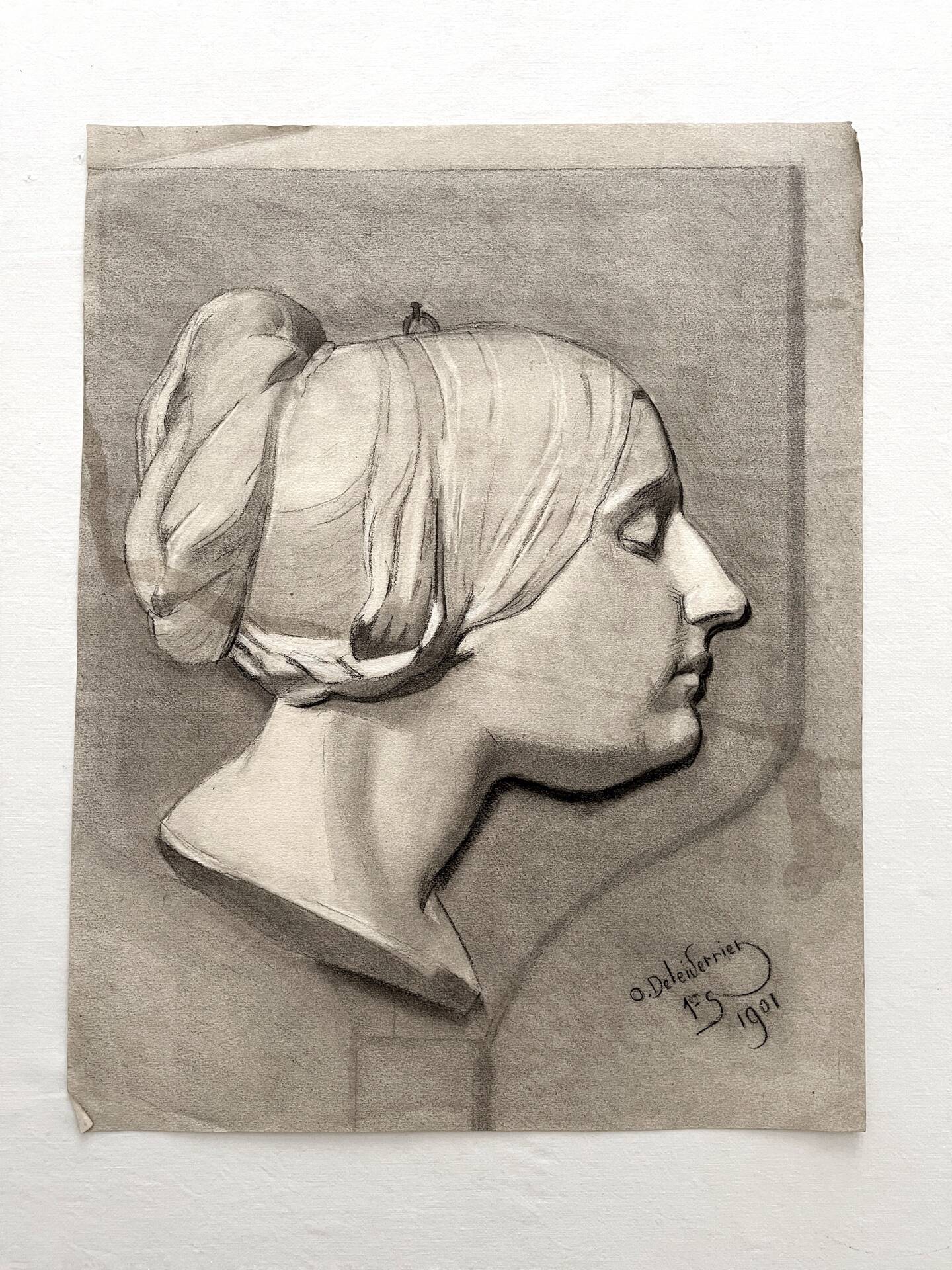 Old academic drawing, profile portrait of a woman by Deleiderrier 1901