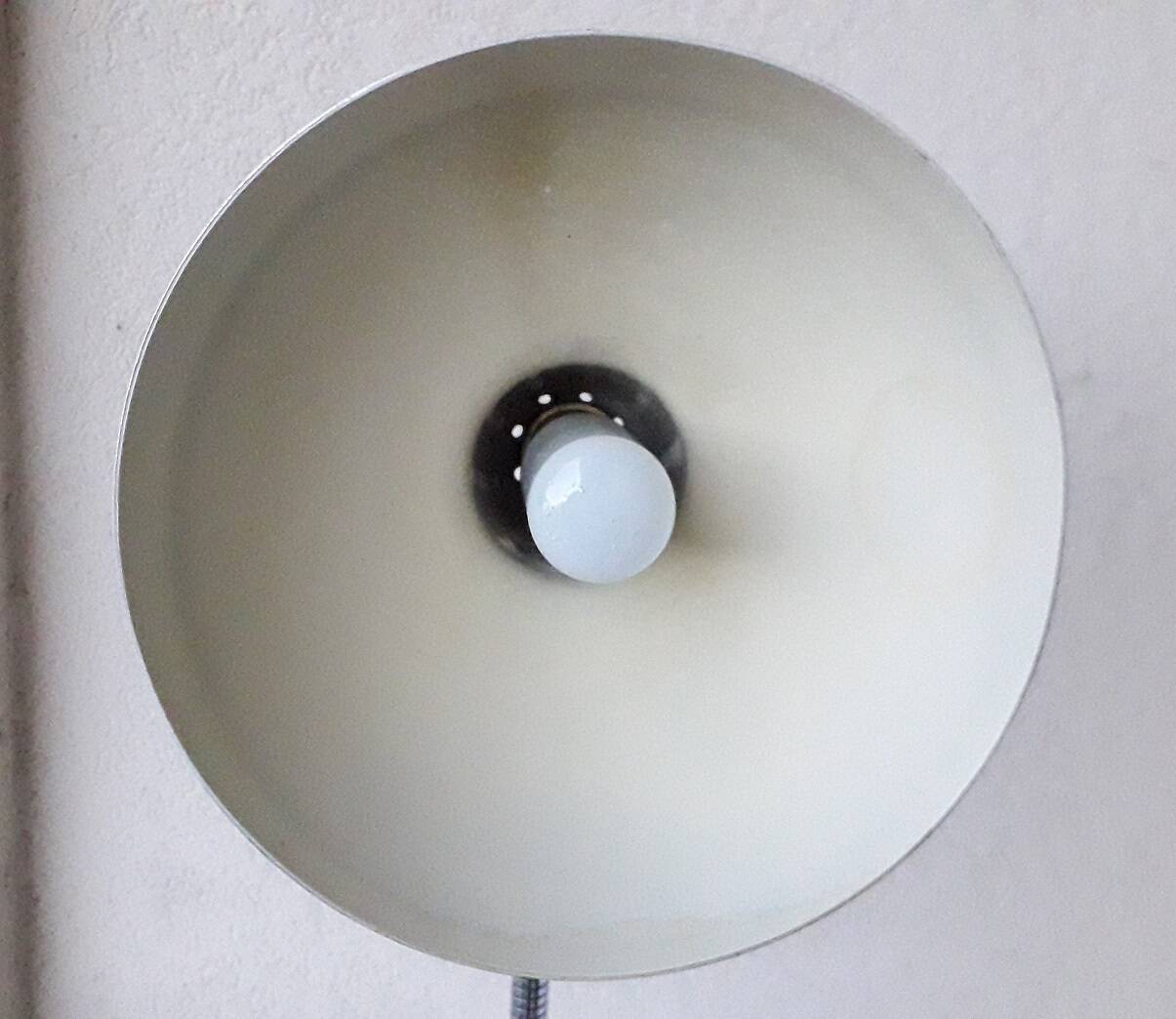 Articulated desk lamp