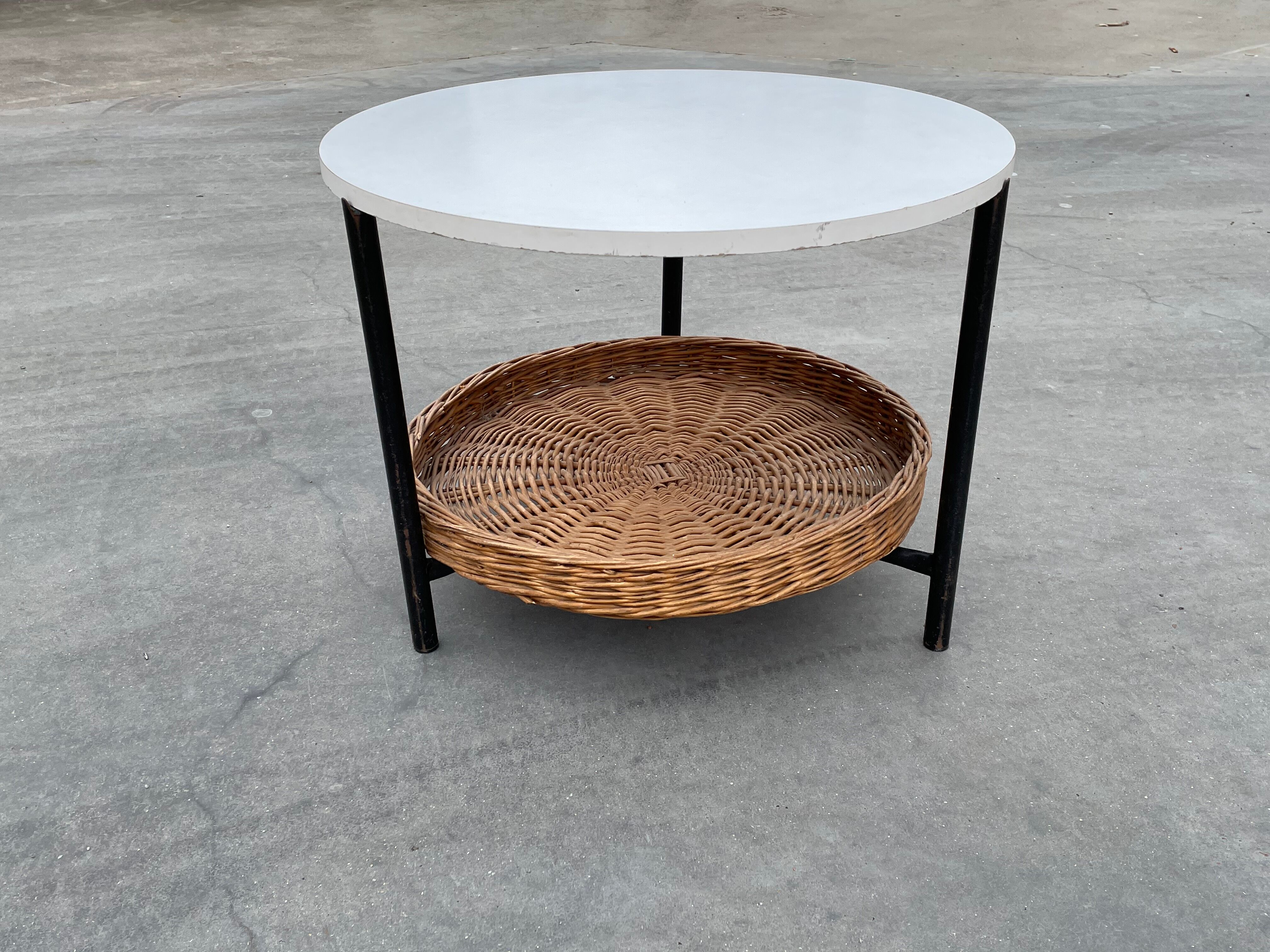 Modèle compact de table basse vintage avec panier de magazine