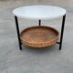 Modèle compact de table basse vintage avec panier de magazine