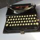 Machine à écrire ancienne Remington portable
