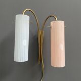 Applique murale en laiton avec abat-jour en verre rose et bleu, années 1960