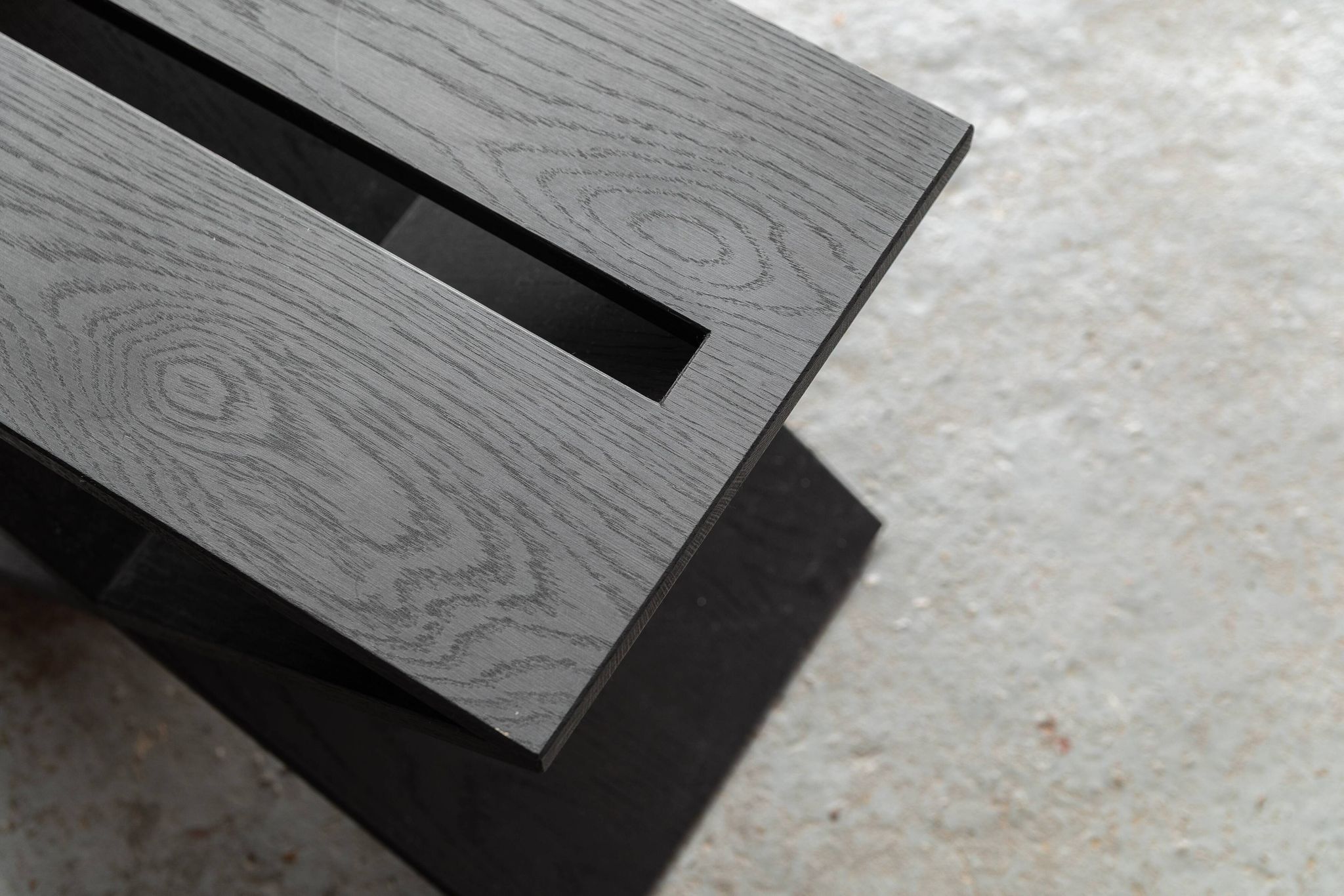 Table d'appoint en chêne noir « LC01 » par Lena Coupez, Belgique, 2024
