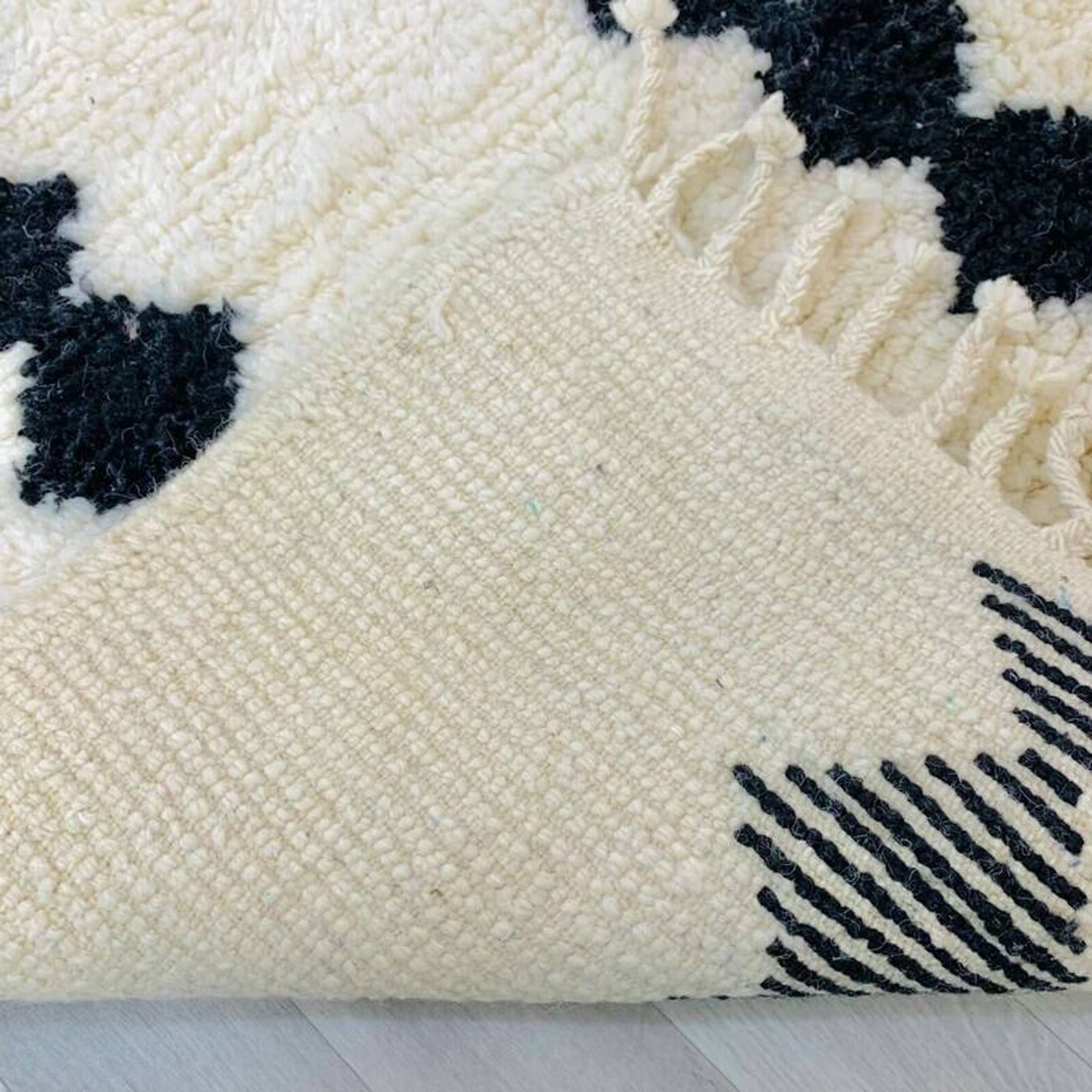 Handmade Moroccan rug in wool 250cm x 150cm