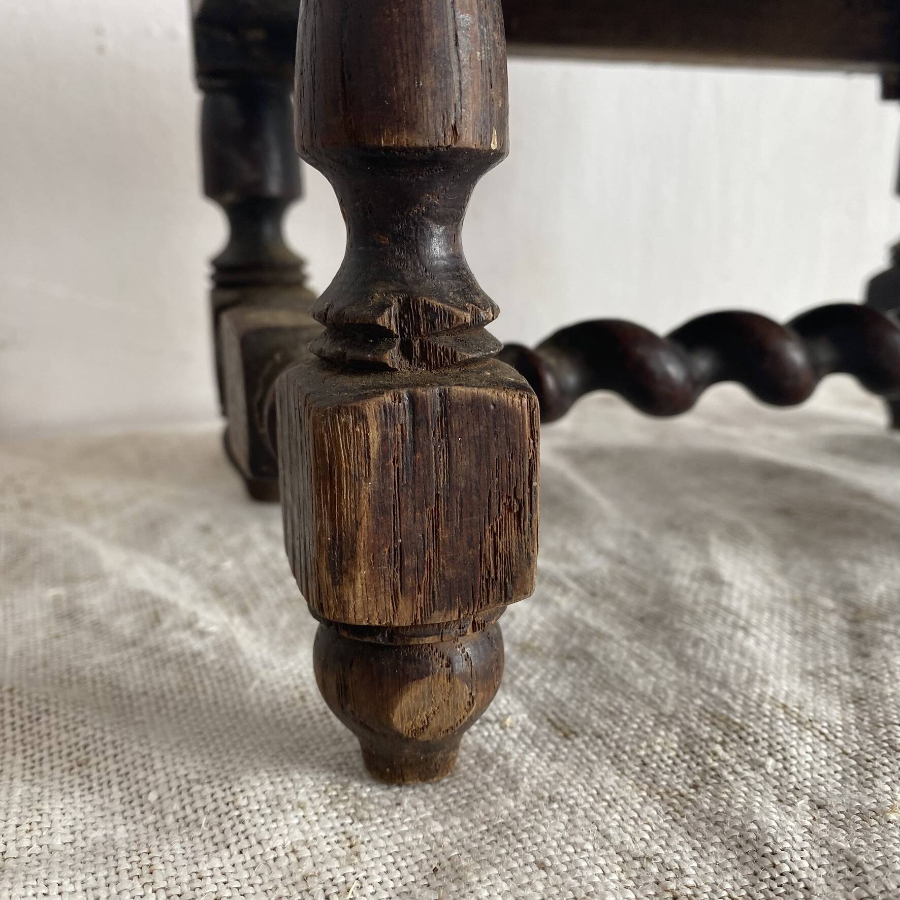 Tabouret bas ancien brodeuse en bois tourné