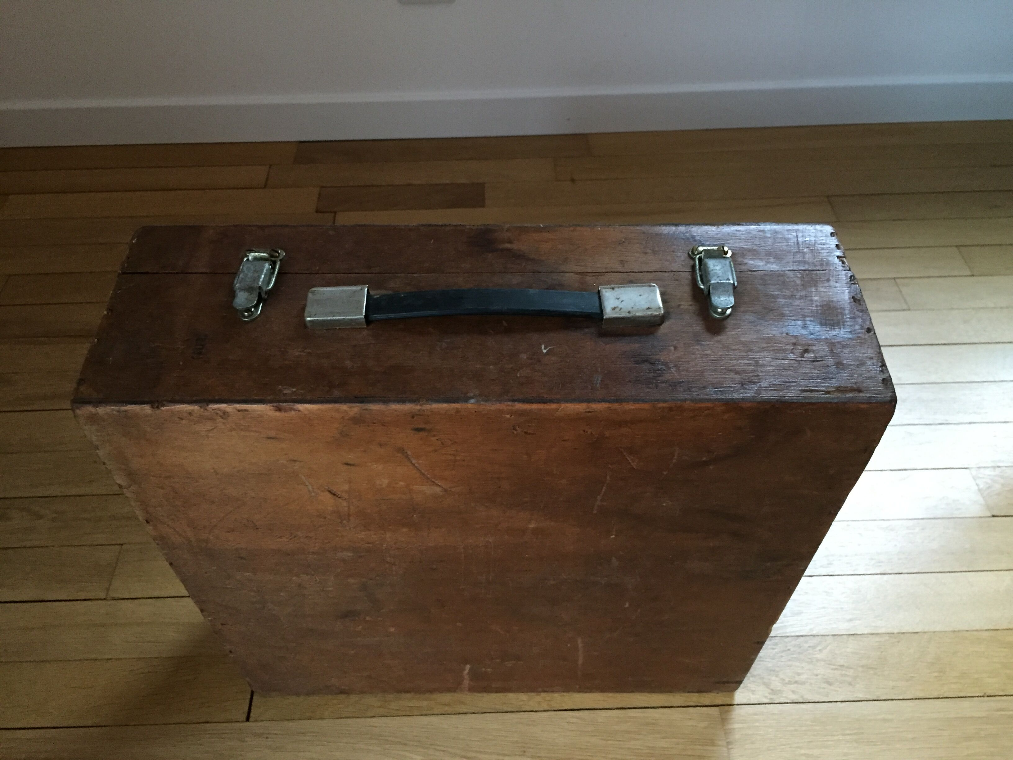 Valise ou caisse en bois vintage de rangement