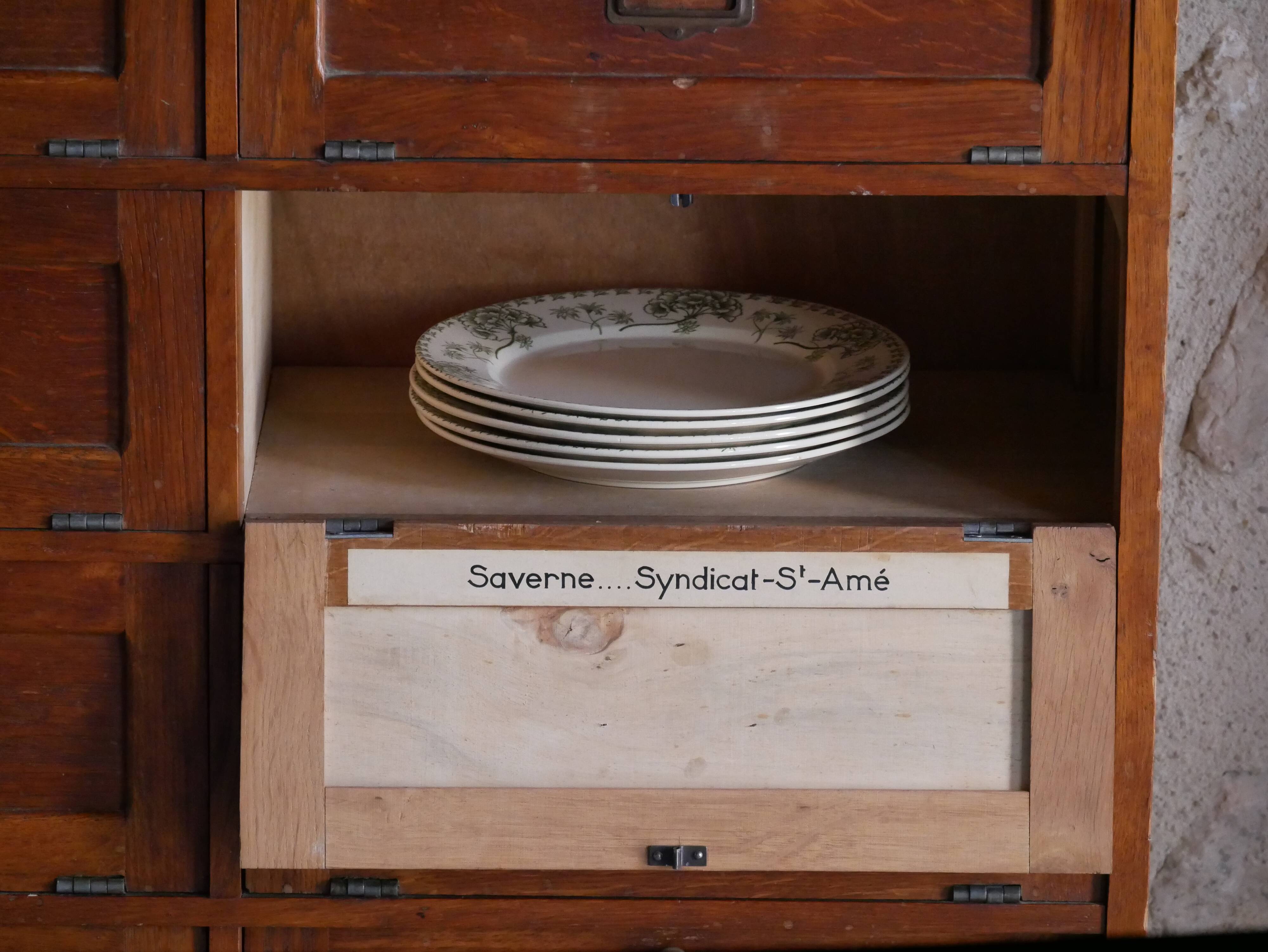 Notary's furniture with clamshells