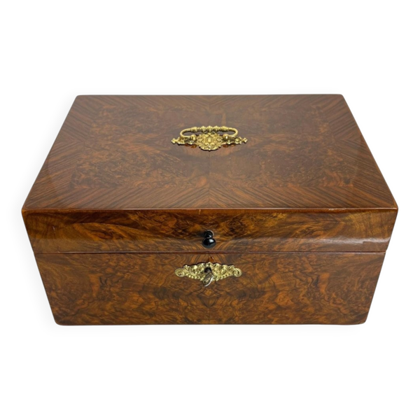 Boîte Biedermeier tardive en noyer et noyer frisé, Autriche, années 1850.