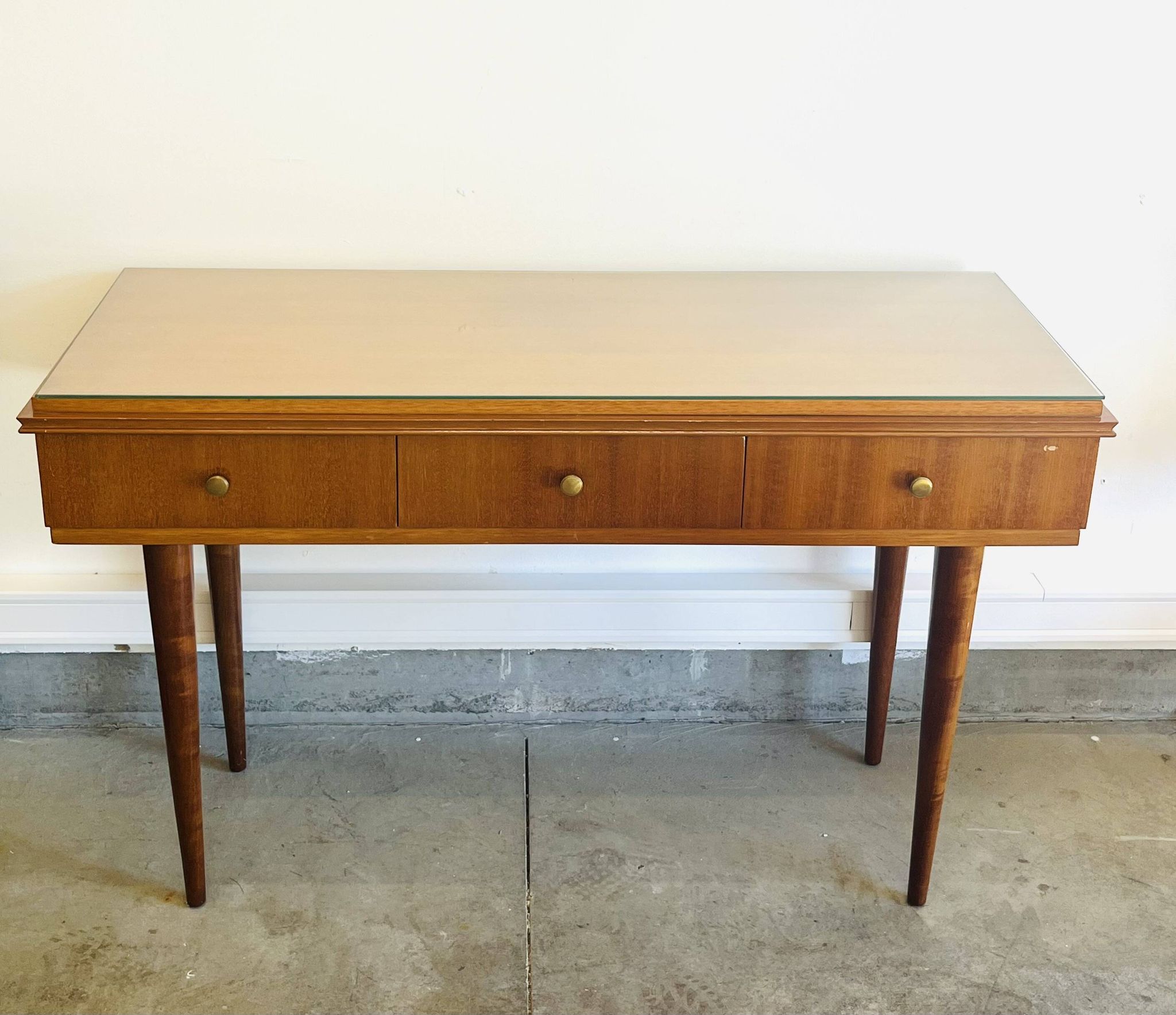 Console en teck années 50 par Gaston Poisson – 3 tiroirs, miroir