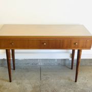 Console en teck années 50 par Gaston Poisson – 3 tiroirs, miroir