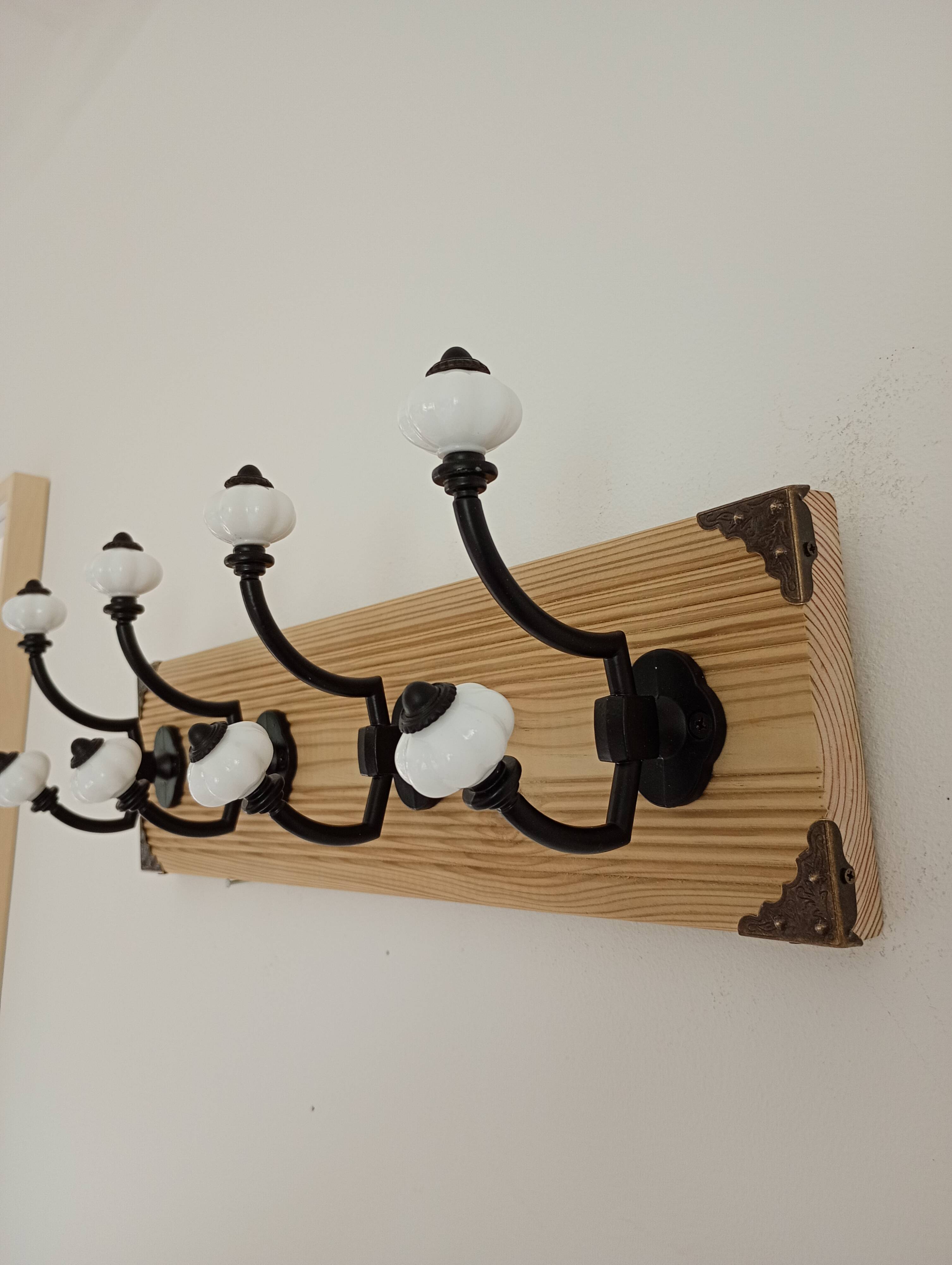 Vintage style wall coat rack in raw wood & metal – 4 double hooks – 45 cm