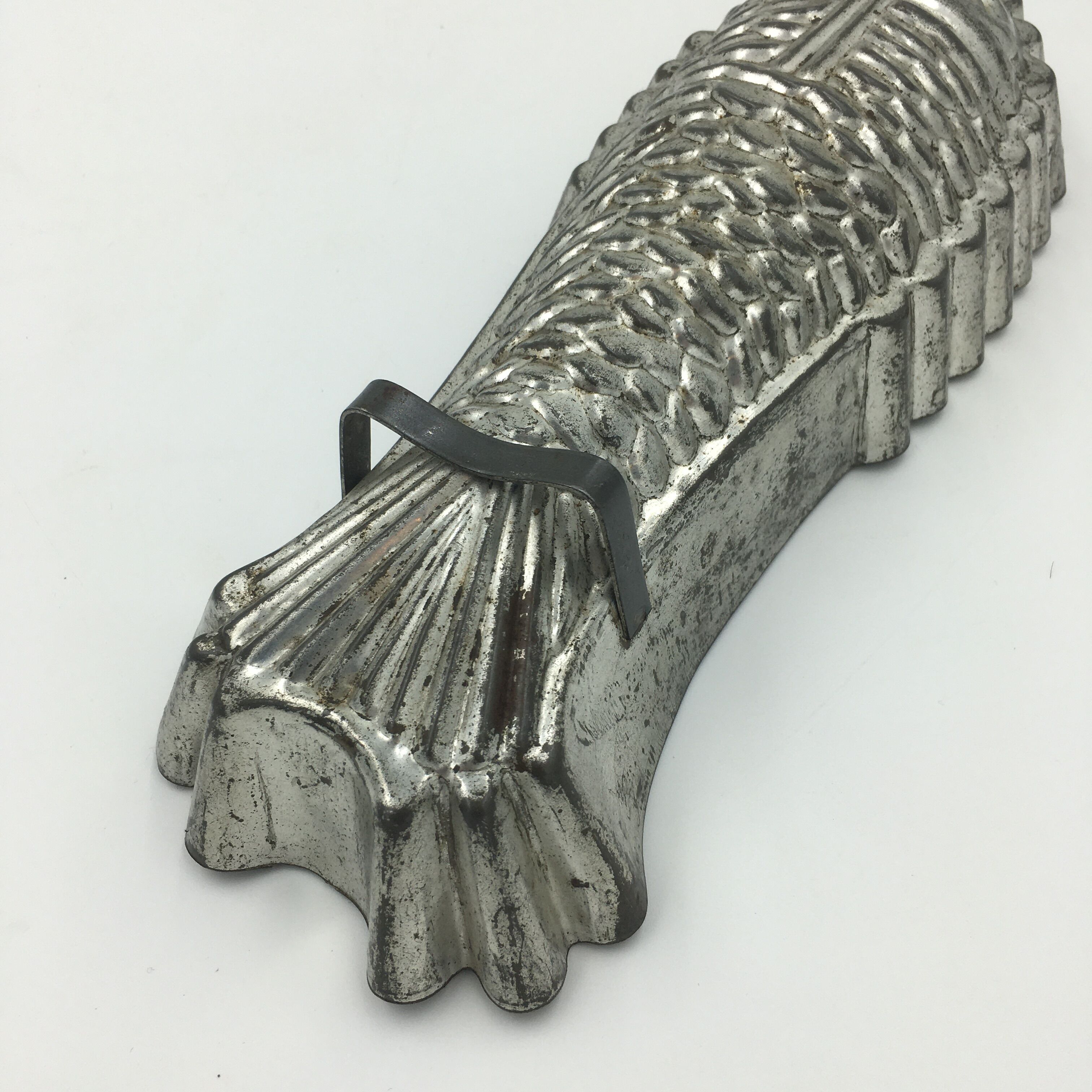 Fish-shaped terrine mussel